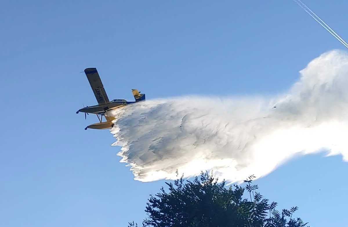 Air tractor gasi požar v Ribnici