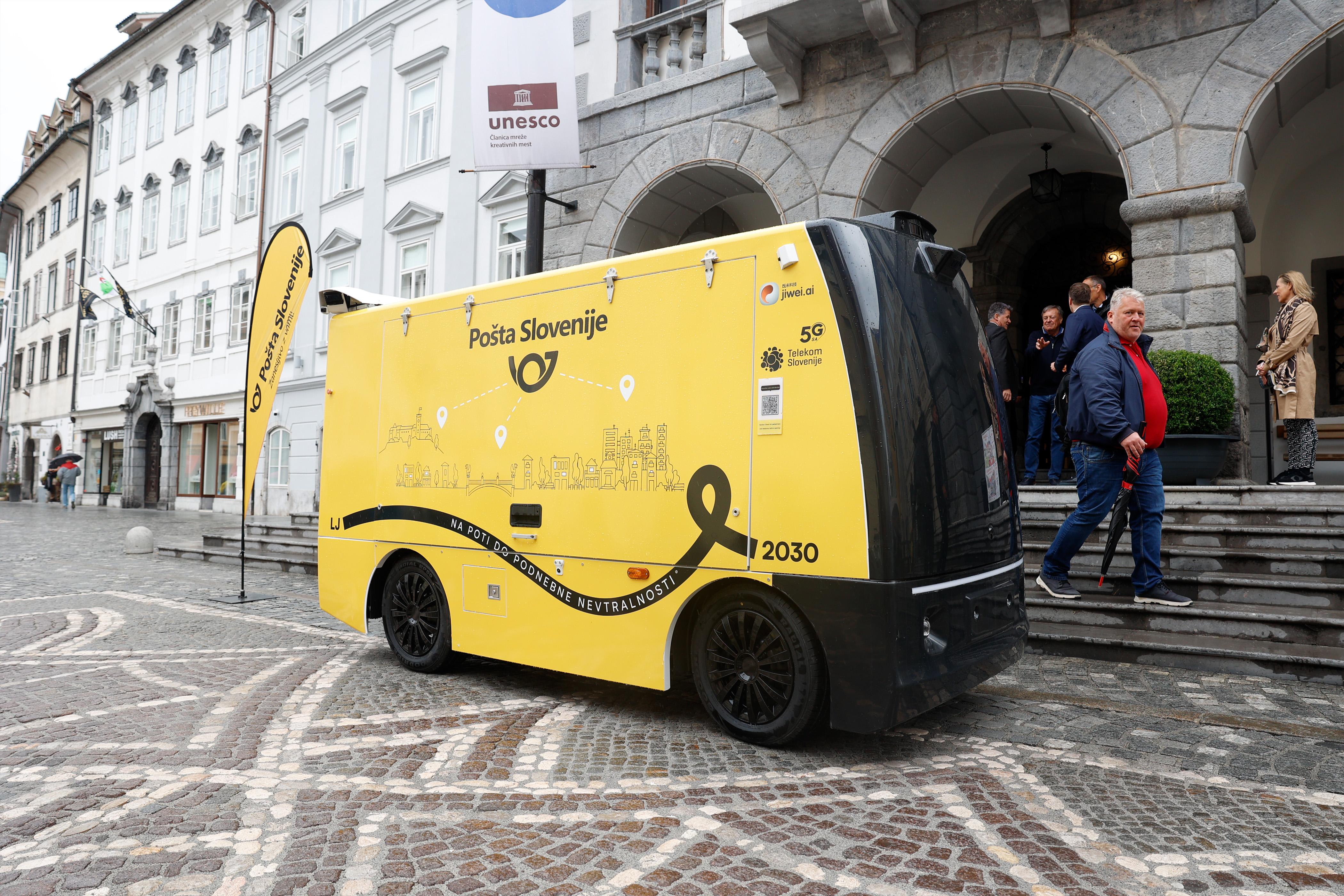 Predstavitev asistirane robotske dostave Pošte Slovenije v Ljubljani