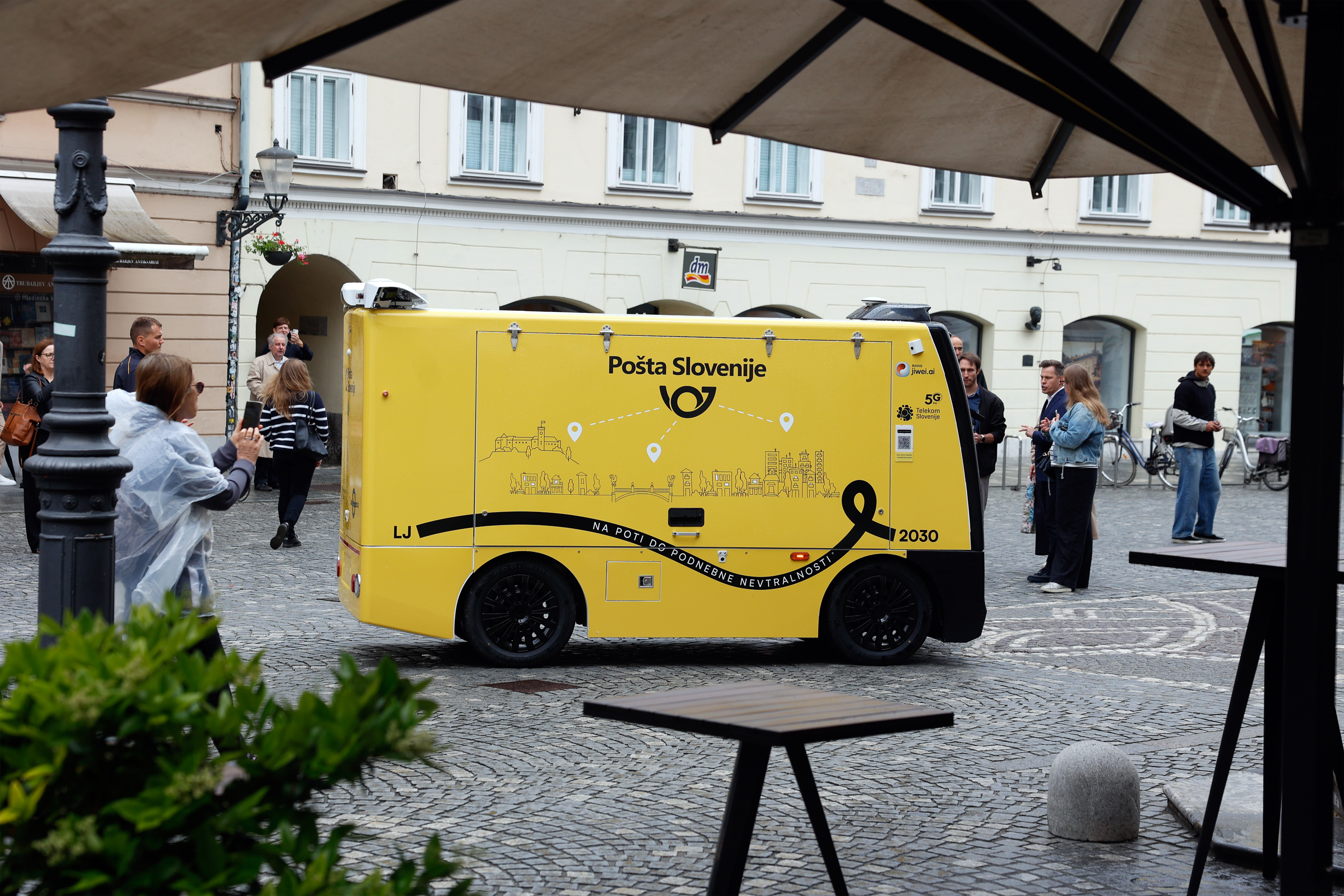 Predstavitev asistirane robotske dostave Pošte Slovenije v Ljubljani