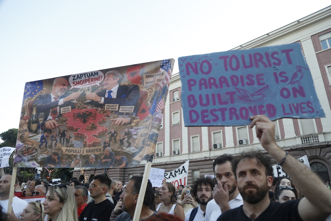 Protesti v Albaniji proti gradnji na otoku Sazan