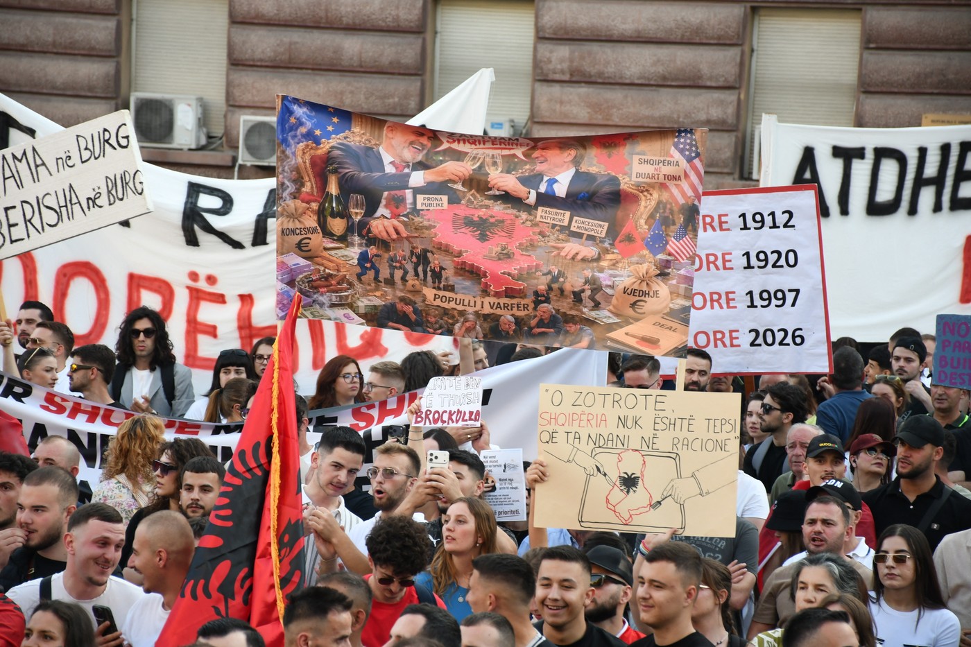 Protesti v Albaniji proti gradnji na otoku Sazan