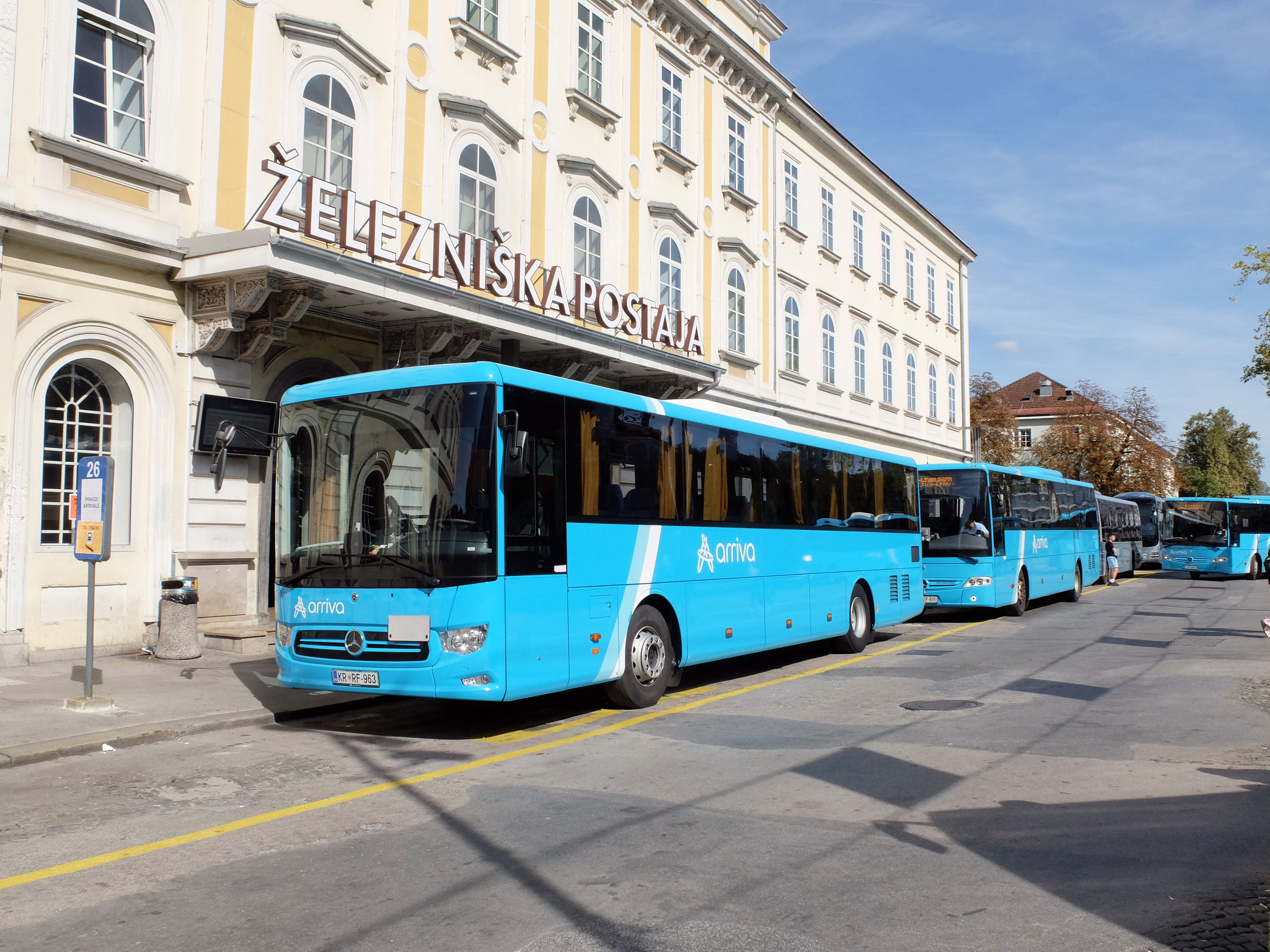 Slovenija, Ljubljana, 22.09.2025, 22. september 2025  Potniki čakajo na avtobusni prevoz. avtobus, potniški promet Flixbus, Arriva, turizemFoto:F.A.Bobo