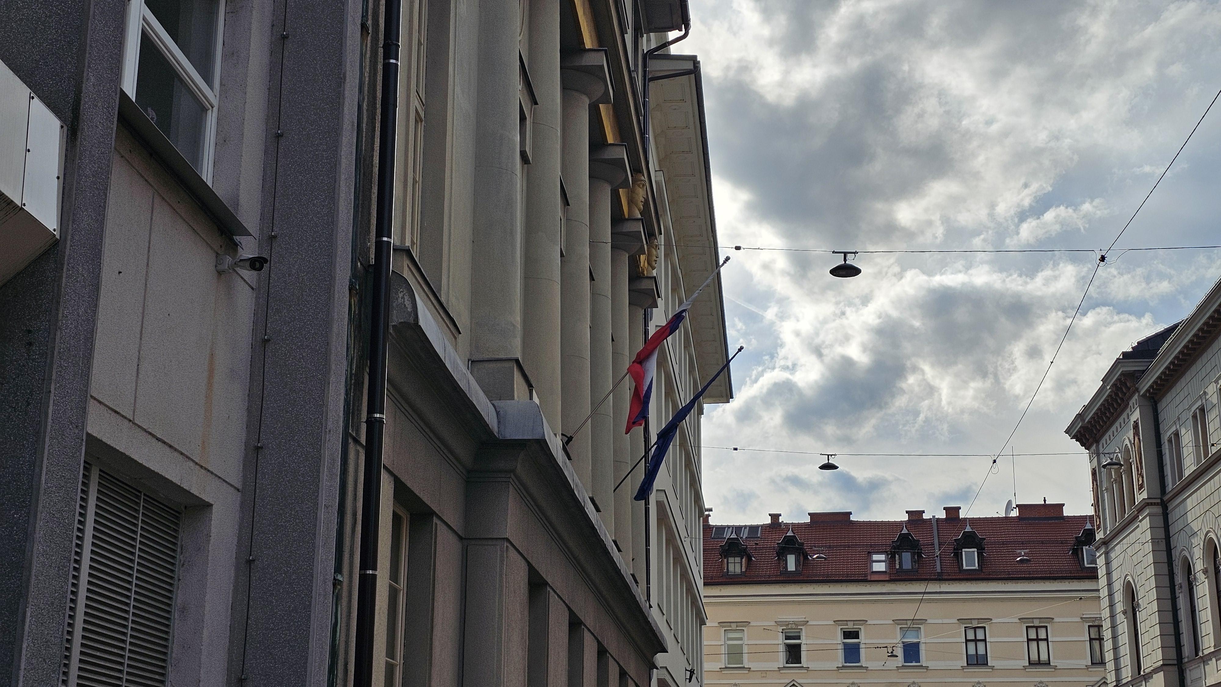 Zastave na vladnem pročelju