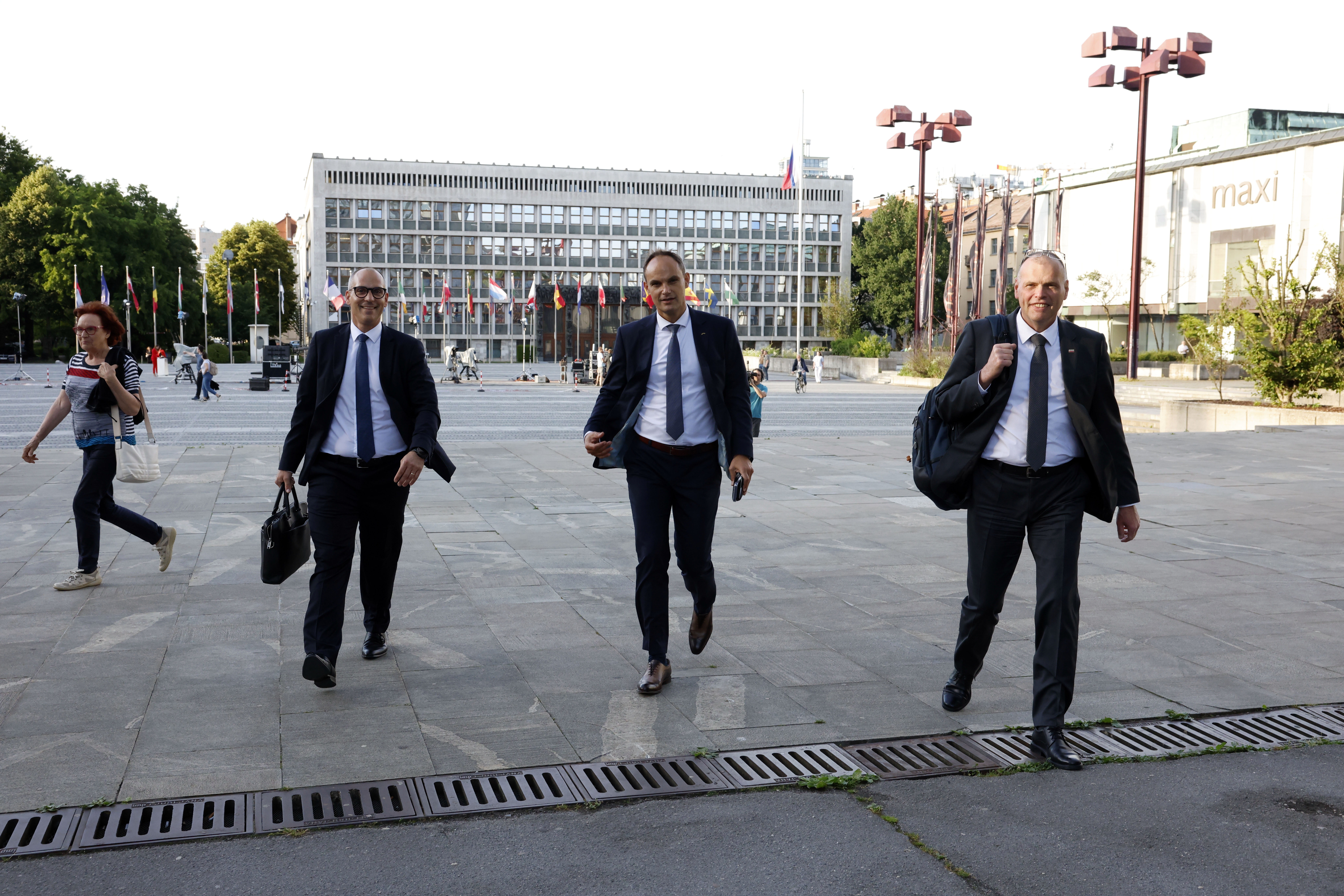 Ministri prihajajo na sejo vlade