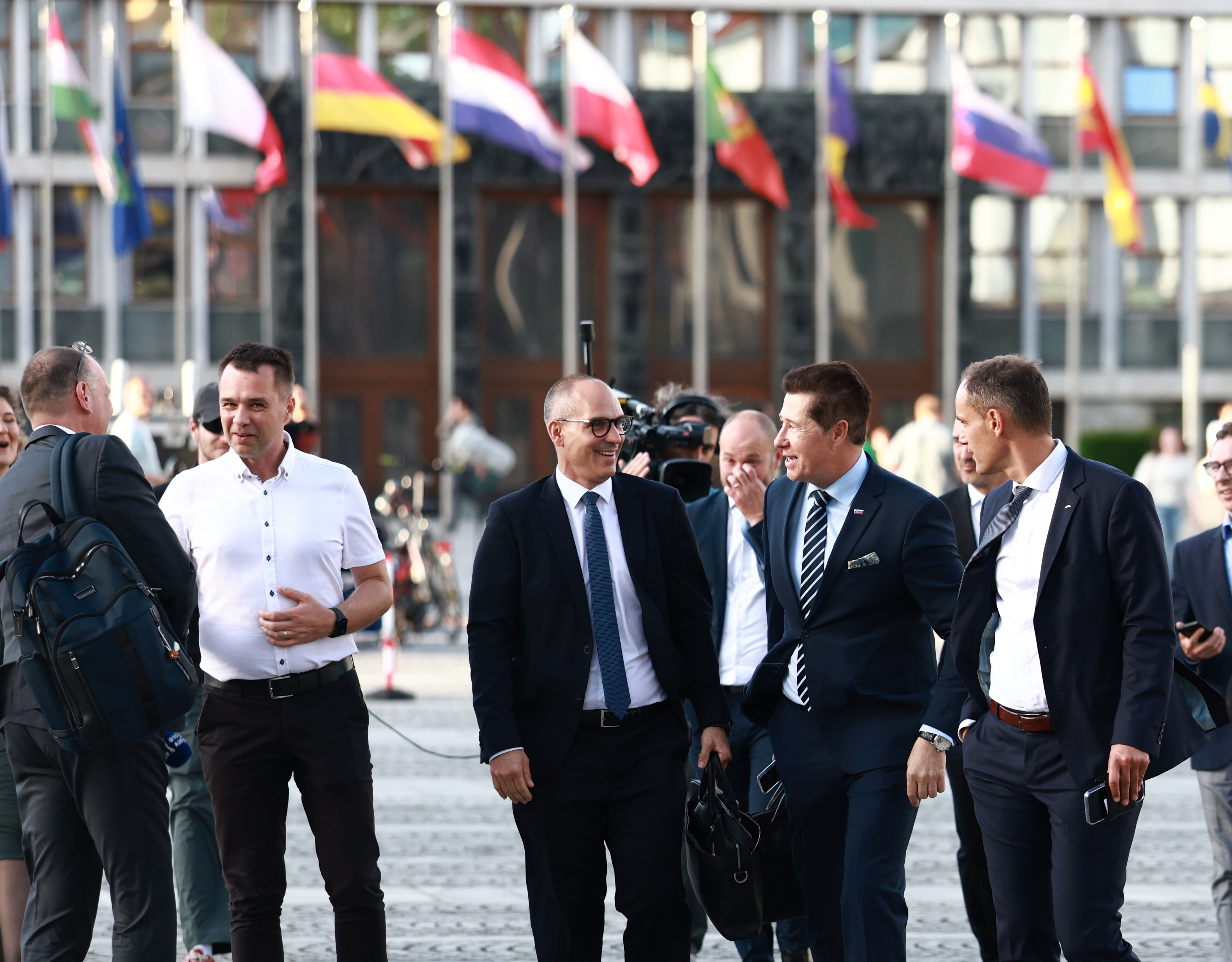 Ministri prihajajo na sejo vlade