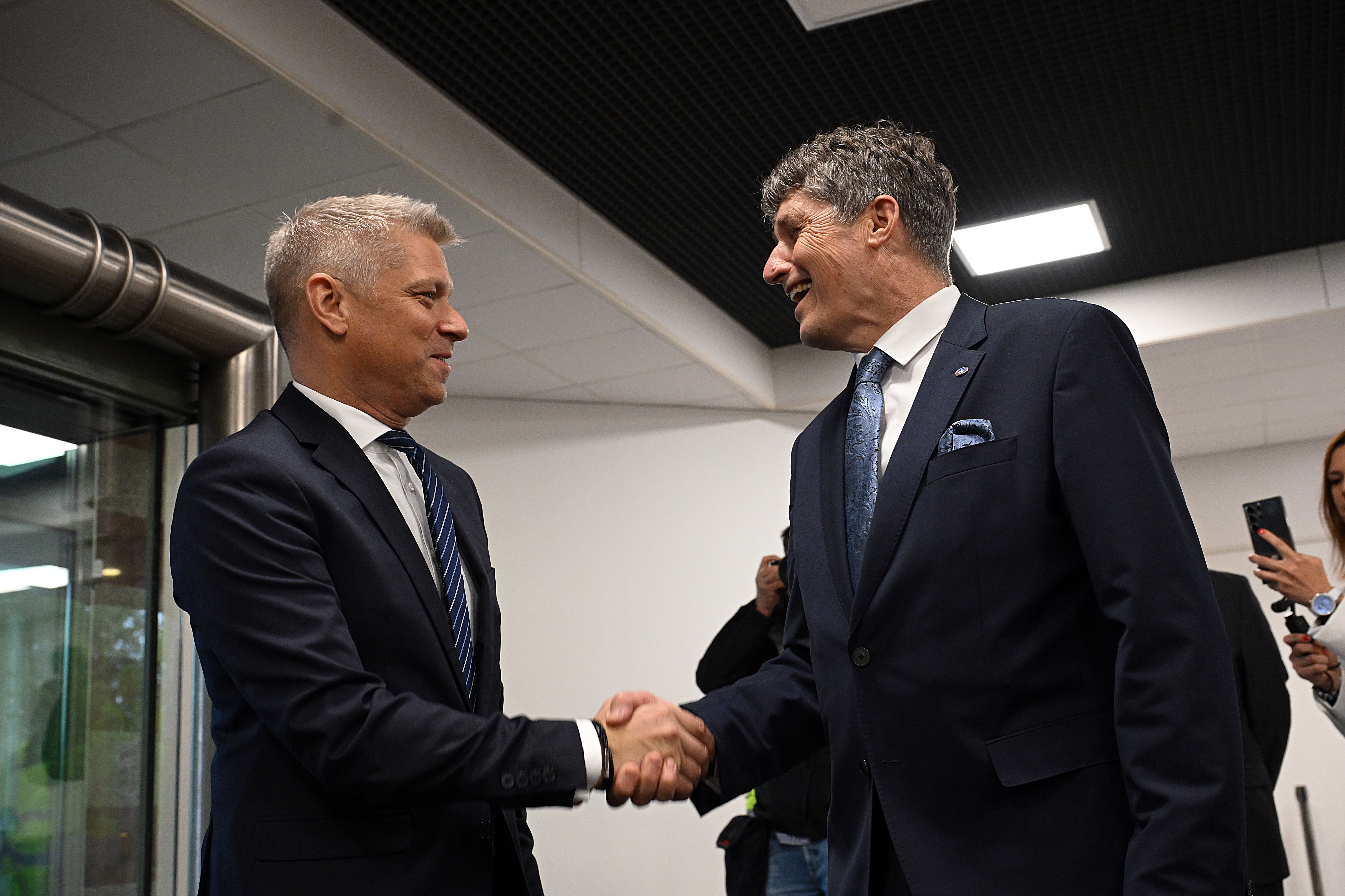 Primopredaja, ministrstvo za obrambo, Valentin Hajdinjak, Borut Sajovic