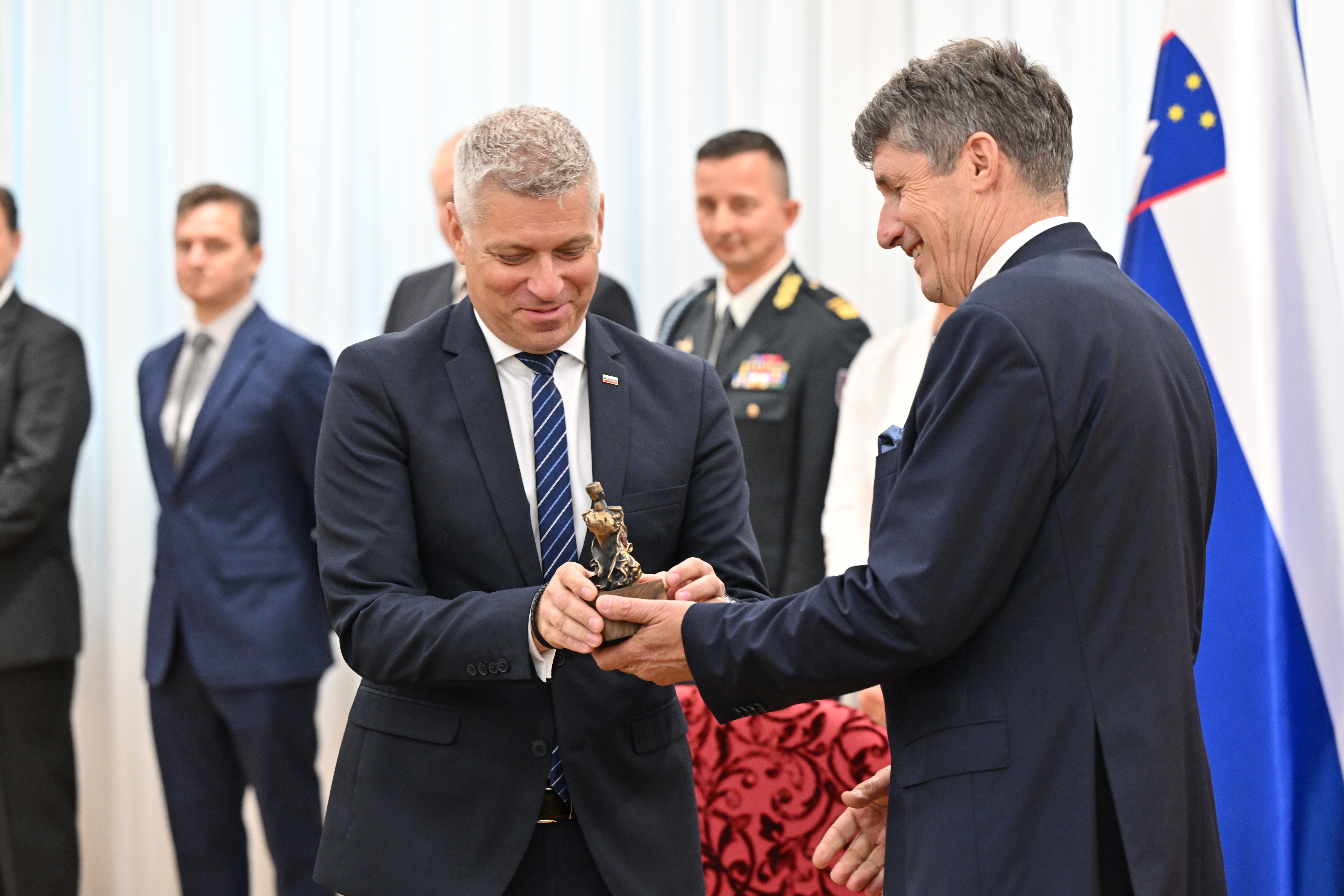 Primopredaja, ministrstvo za obrambo, Valentin Hajdinjak, Borut Sajovic