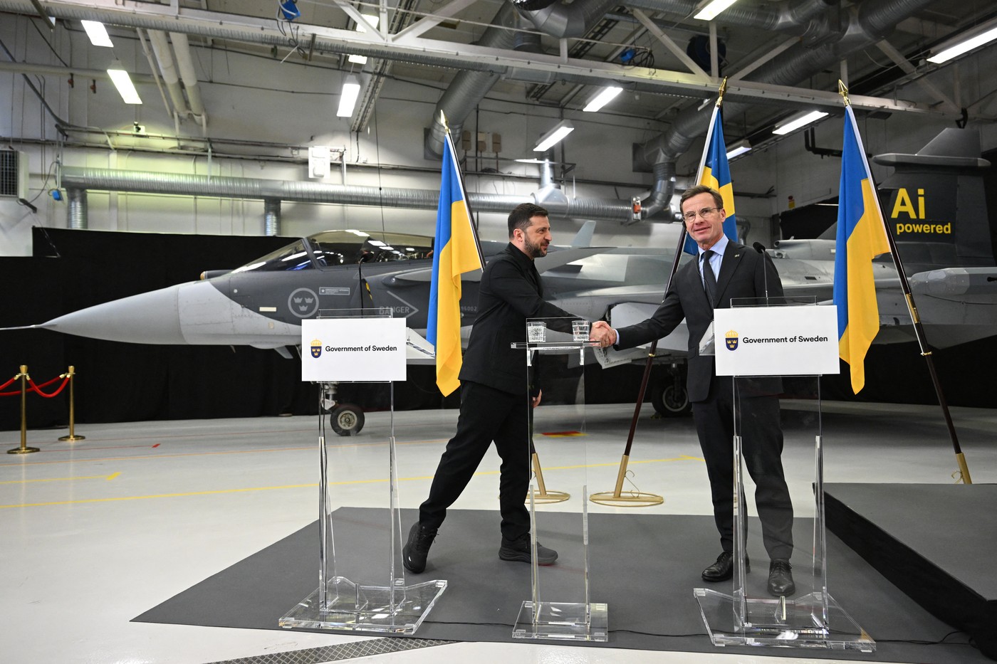 Ukrajinski predsednik Volodimir Zelenski in švedski premier Ulf Kristersson podpisala dogovor