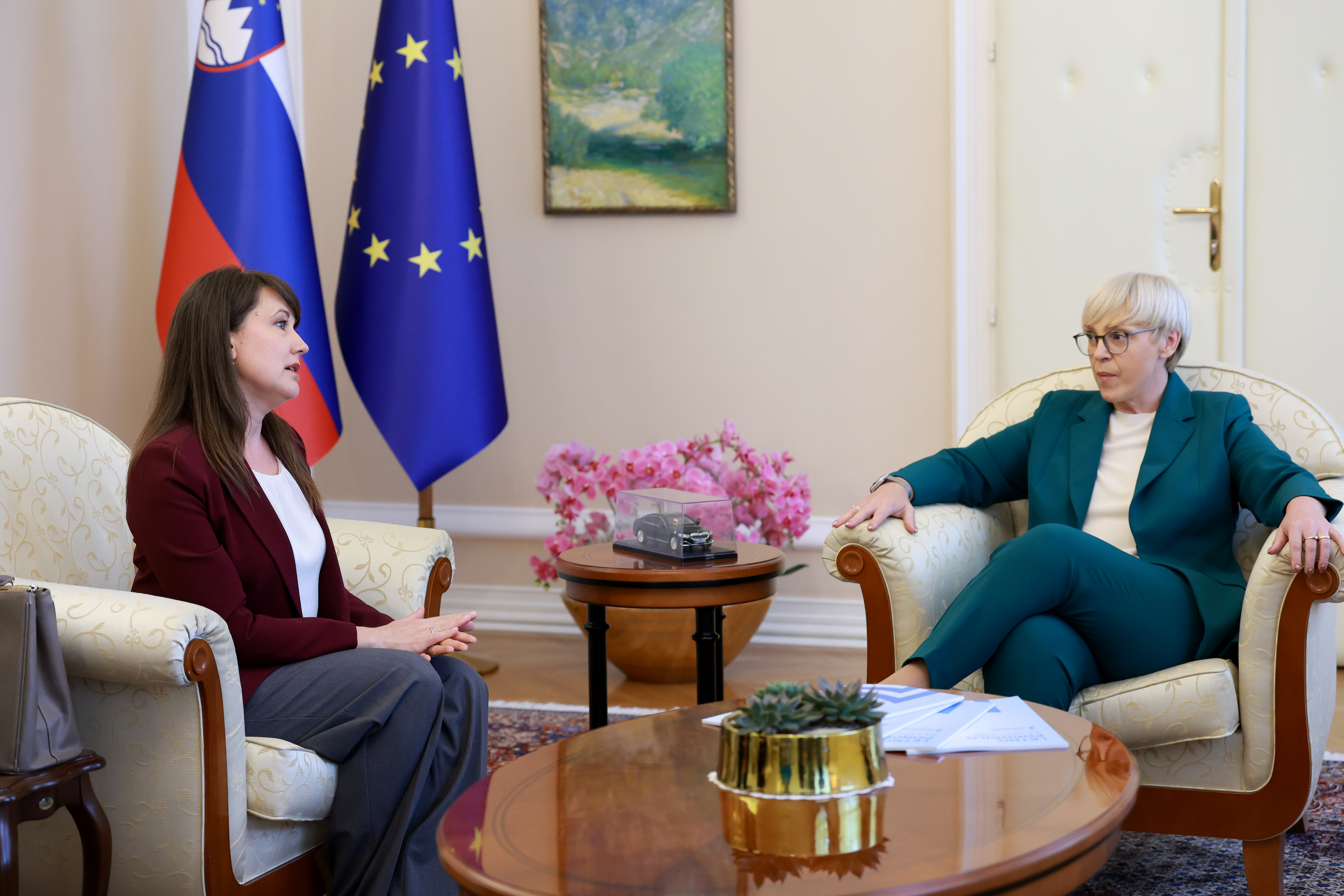 Slovenija, Ljubljana, 08.06.2026, 08. junij 2026Predsednica republike Nataša Pirc Musar je sprejela Informacijsko pooblaščenko Jeleno Virant Burnik.