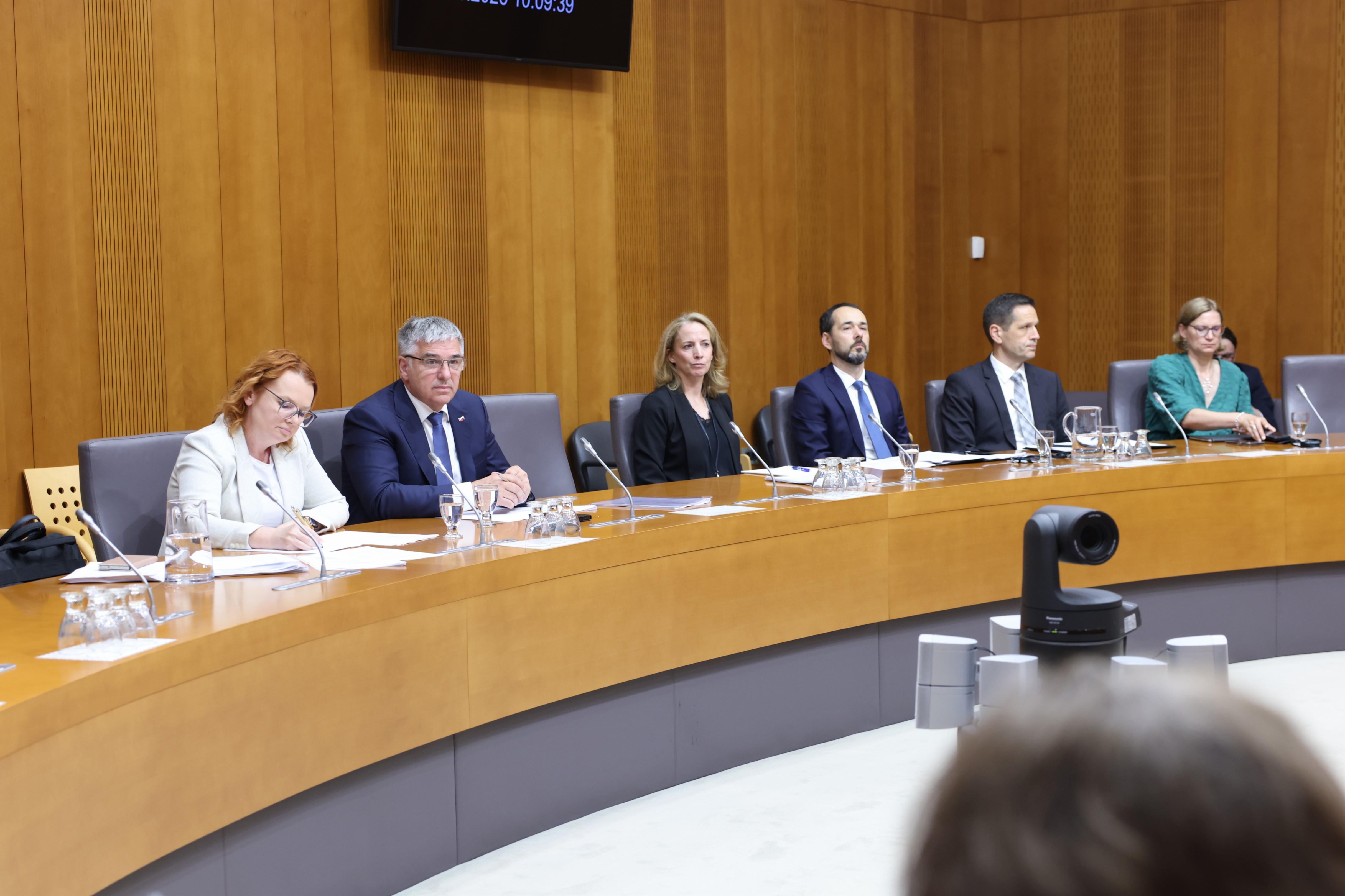 Seja komisije za nadzor javnih financ