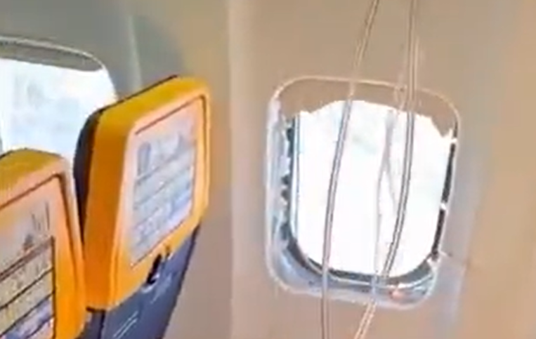 Razbito okno na Ryanairu