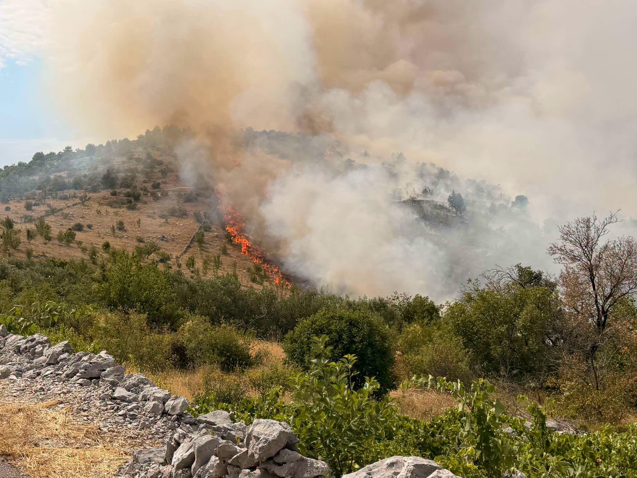 Požar v hrvaškem naselju Grebaštica pri Šibeniku