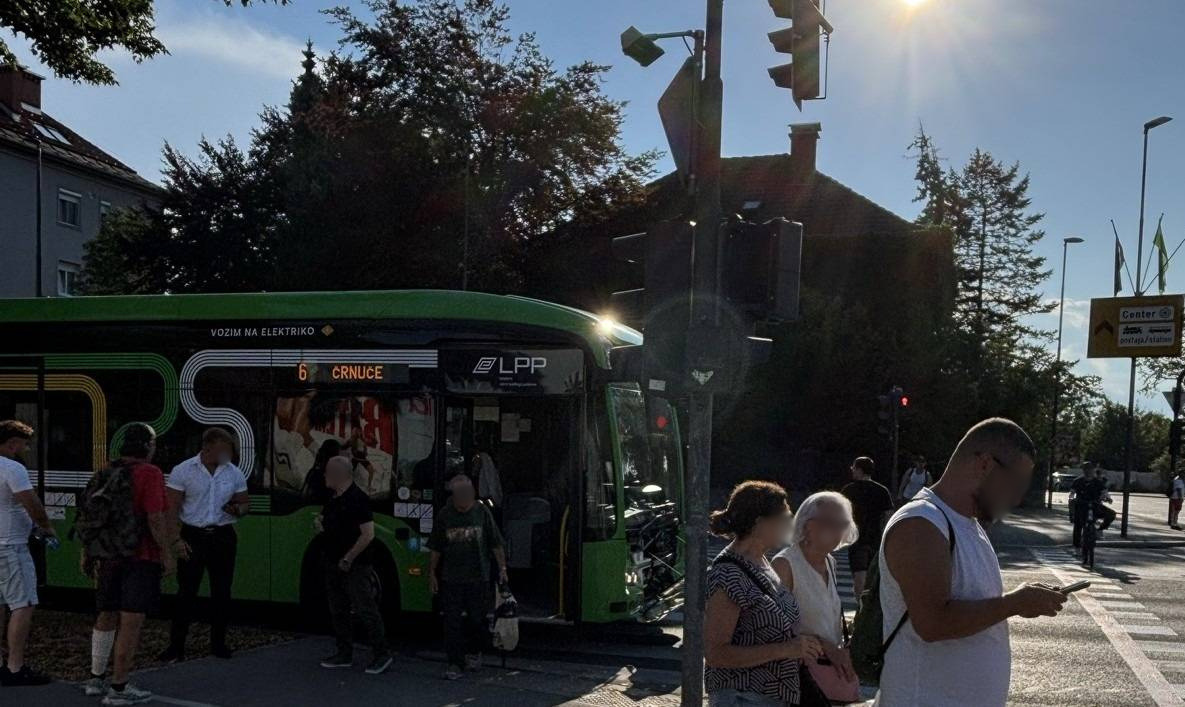 Prometna nesreča avta in avtobusa LPP na križišču Dunajske ceste in Topniške ulice