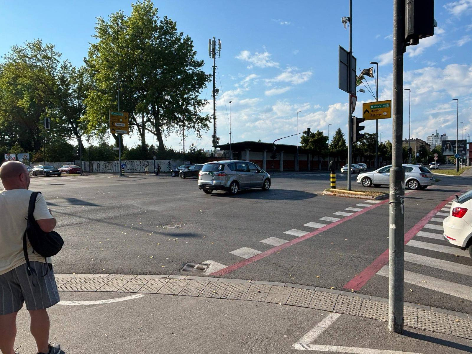 Prometna nesreča avta in avtobusa LPP na križišču Dunajske ceste in Topniške ulice