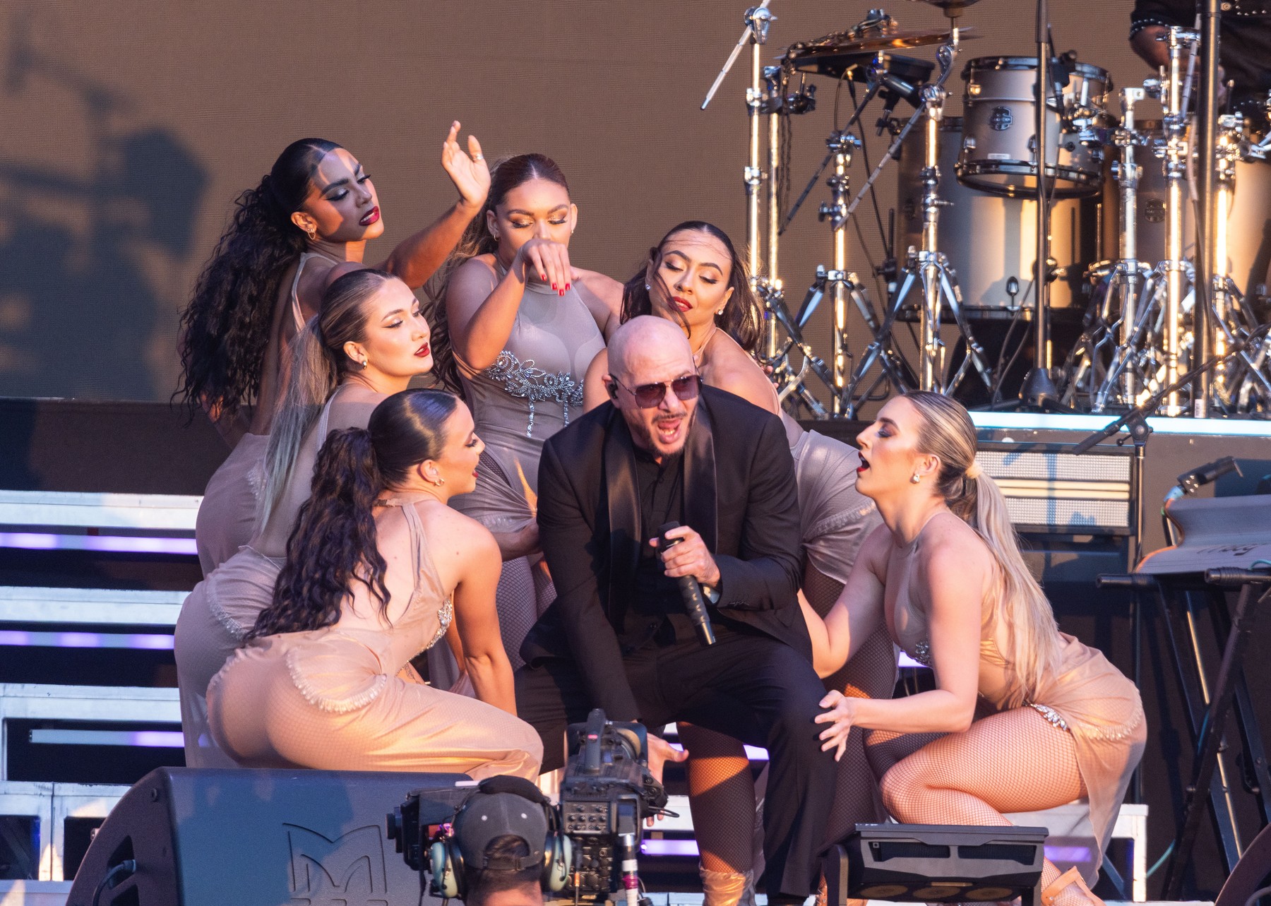 Pitbull na odru Oak Stage na festivalu BST Hyde Park v Londonu.