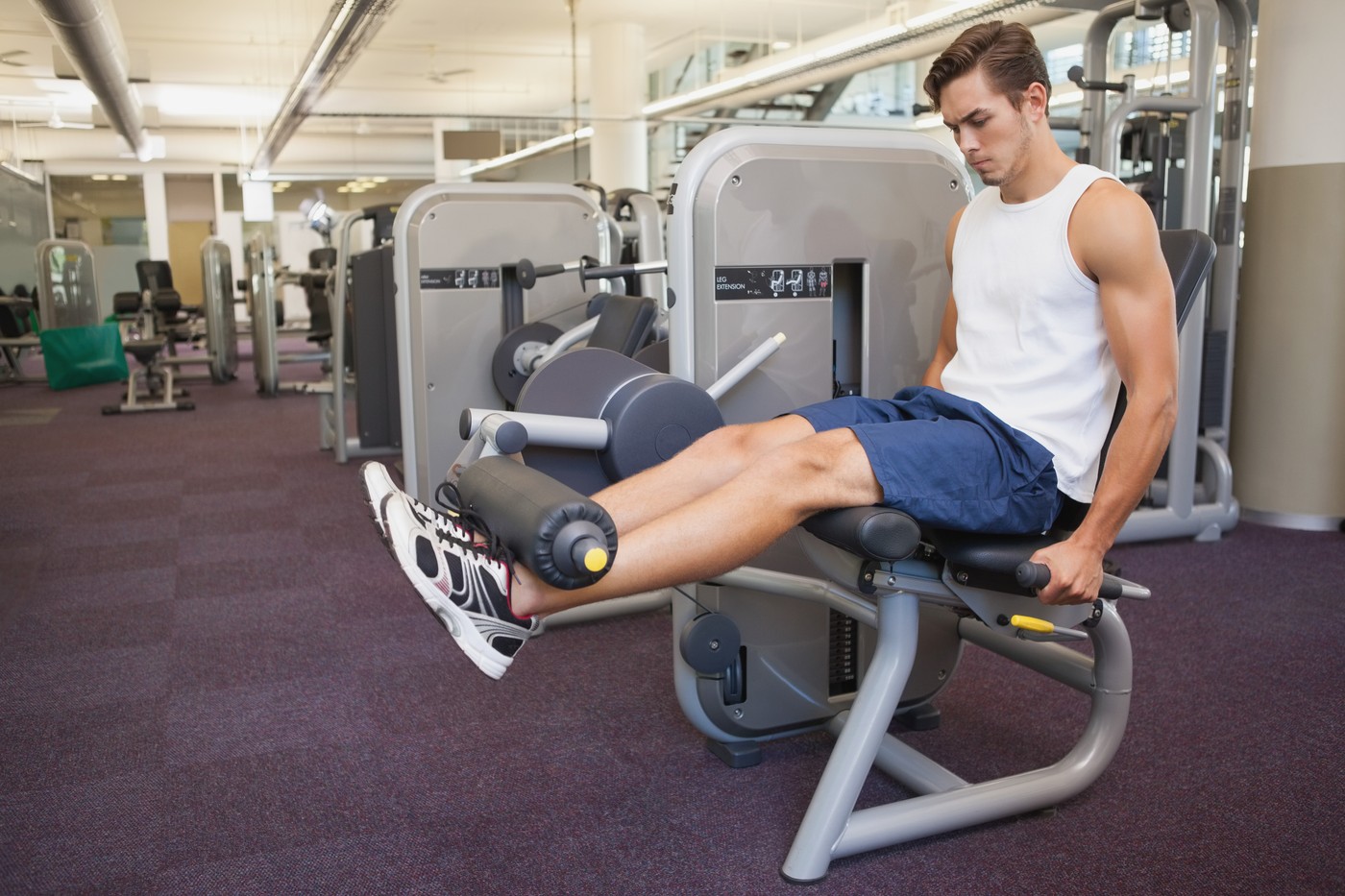 fitnes, dvigovanje uteži z nogami, vaja, moški