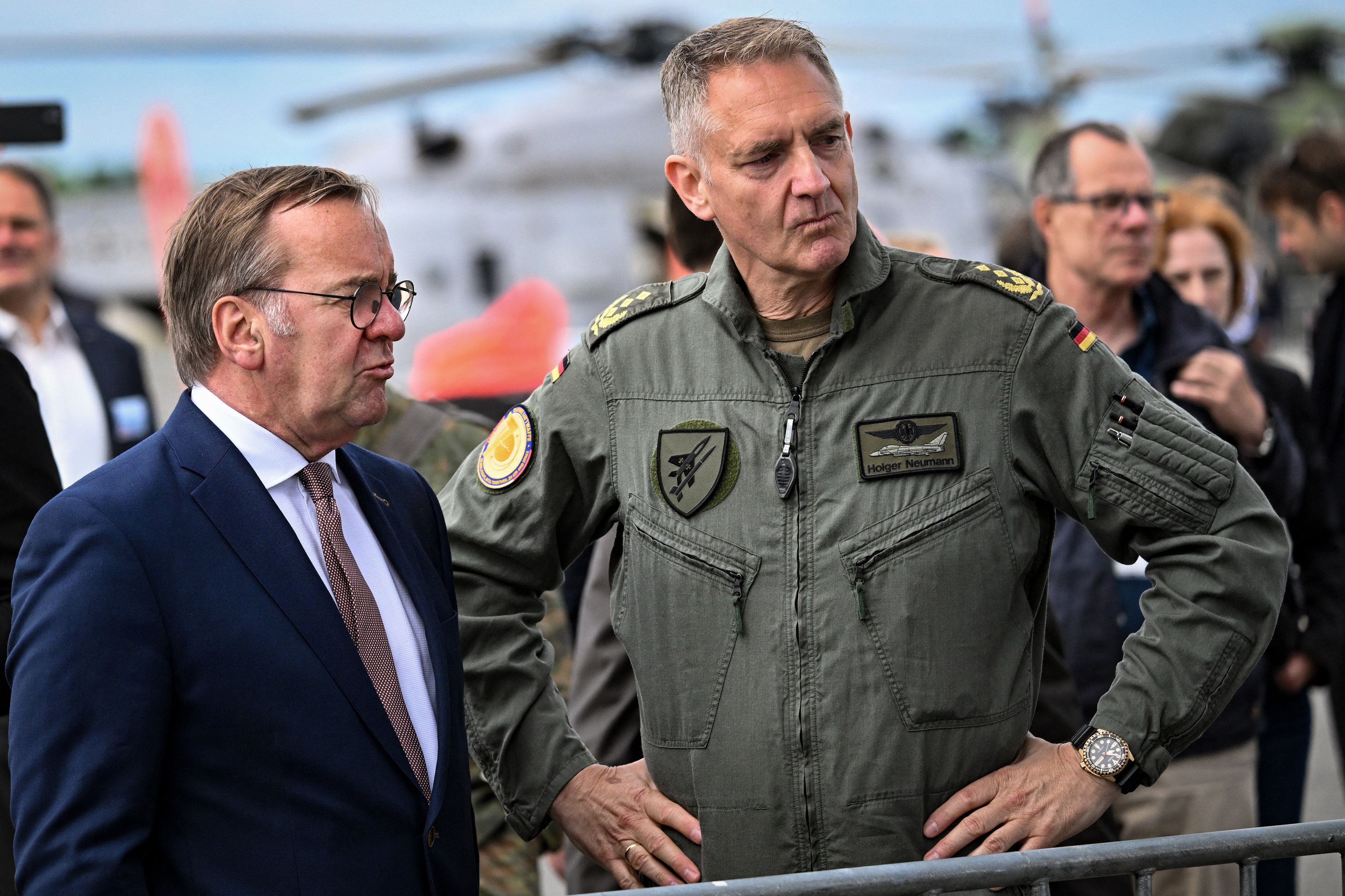 Nemški obrambni minister Boris Pistorius in vodja letalskih sil Holger Neumann