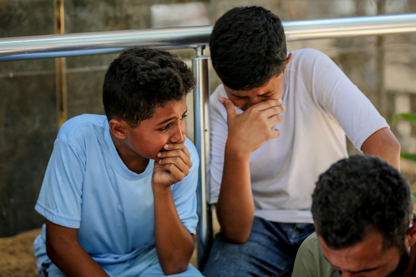 Palestinci žalujejo potem ko so najmanj štiri osebe umrle v izraelskem napadu