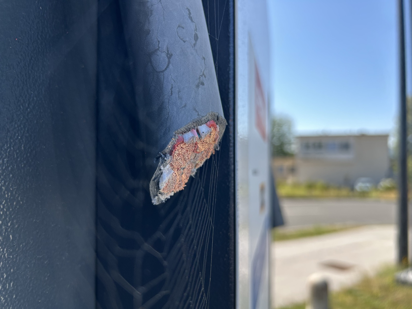Prerezani kabli na električnih polnilnicah Petrol