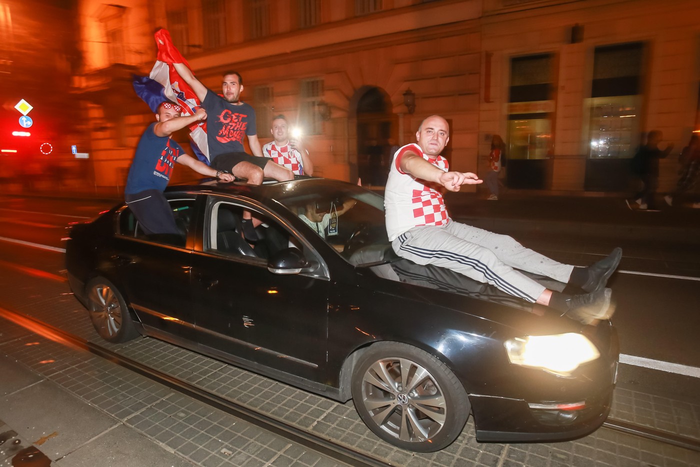 hrvaški navijači proslavljajo na ulicah Zagreba