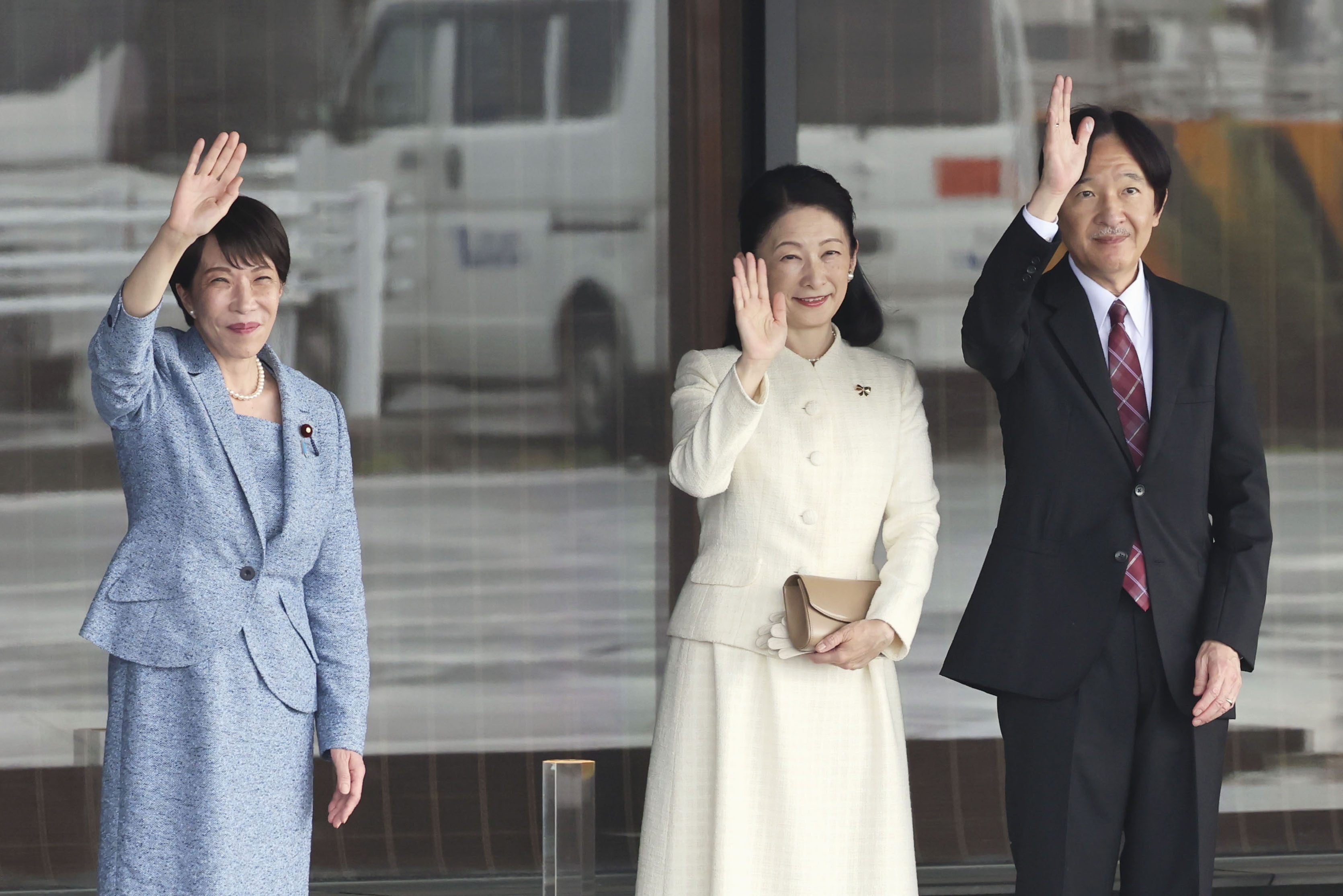 Fumihito, Kiko in Sanae Takaichi