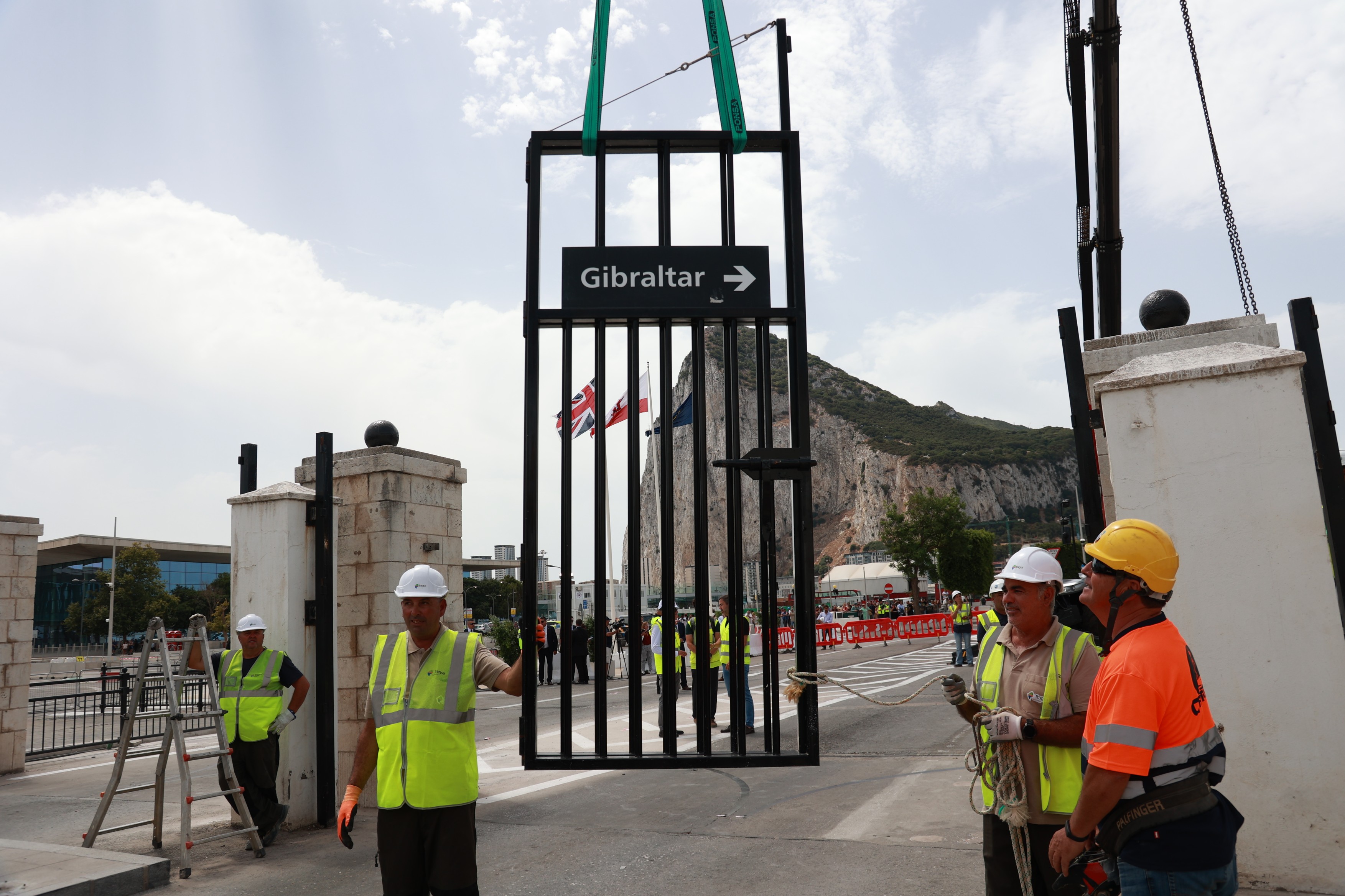 Slovestnost ob odpravi tehničnih ovir in nadzora na meji med Španijo in Gibraltarjem.