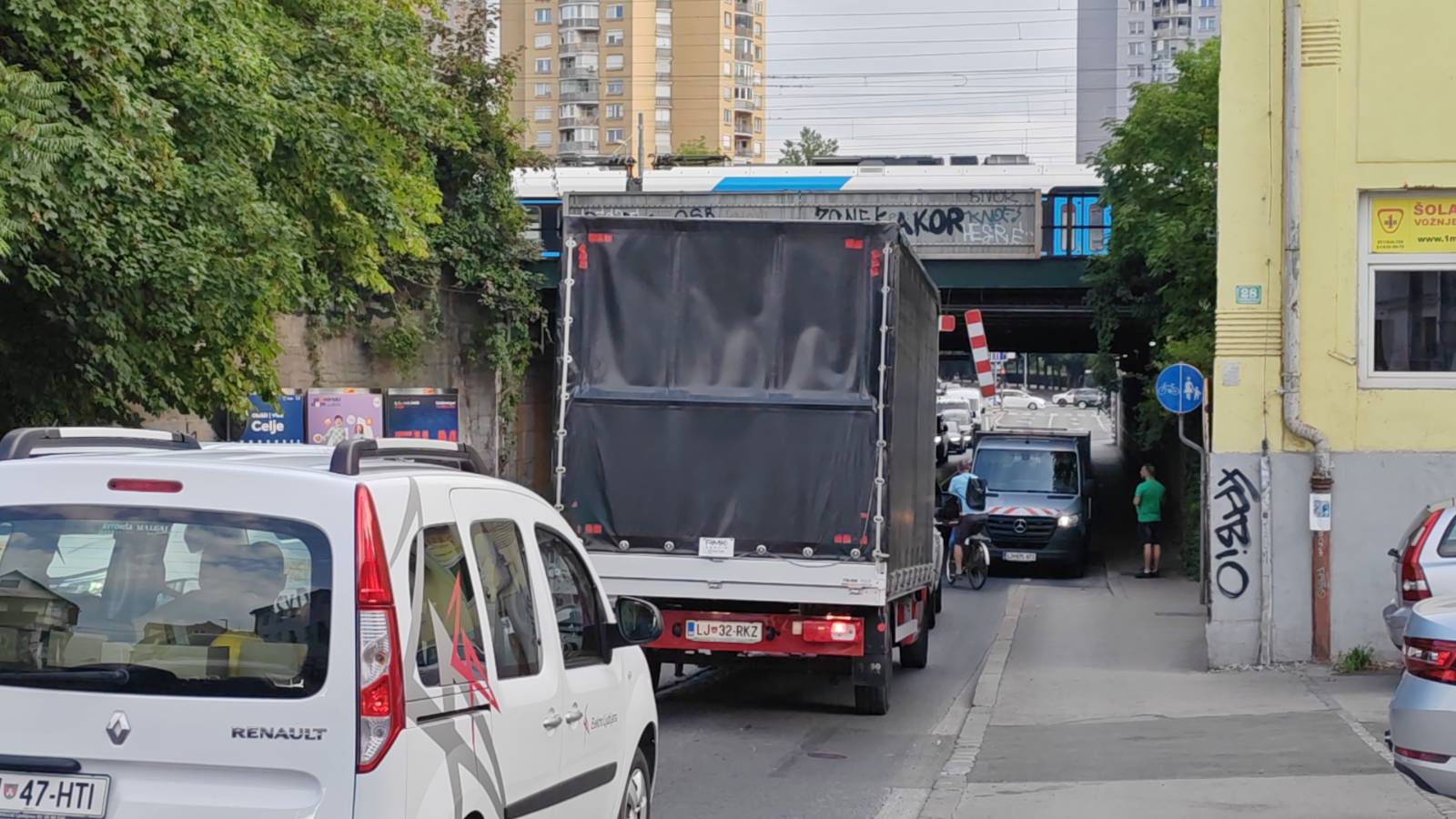 V Šmartinskem podvozu je obvisel znak