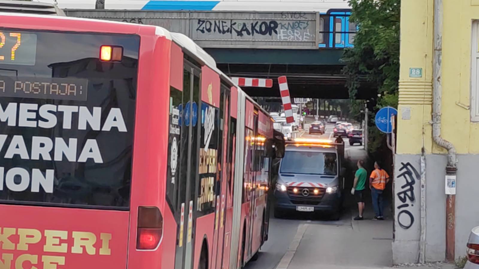 V Šmartinskem podvozu je obvisel znak