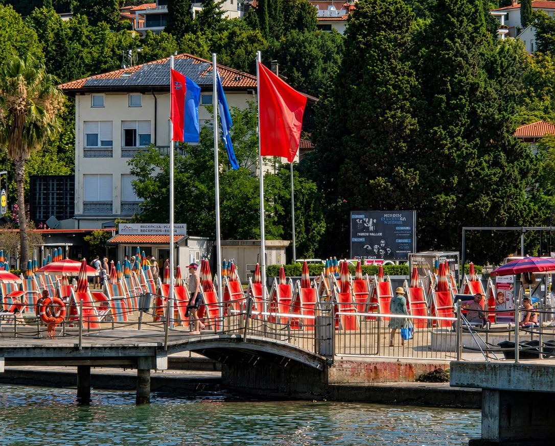 Na portoroški plaži zaradi razlitja goriva izobesili rdečo zastavo