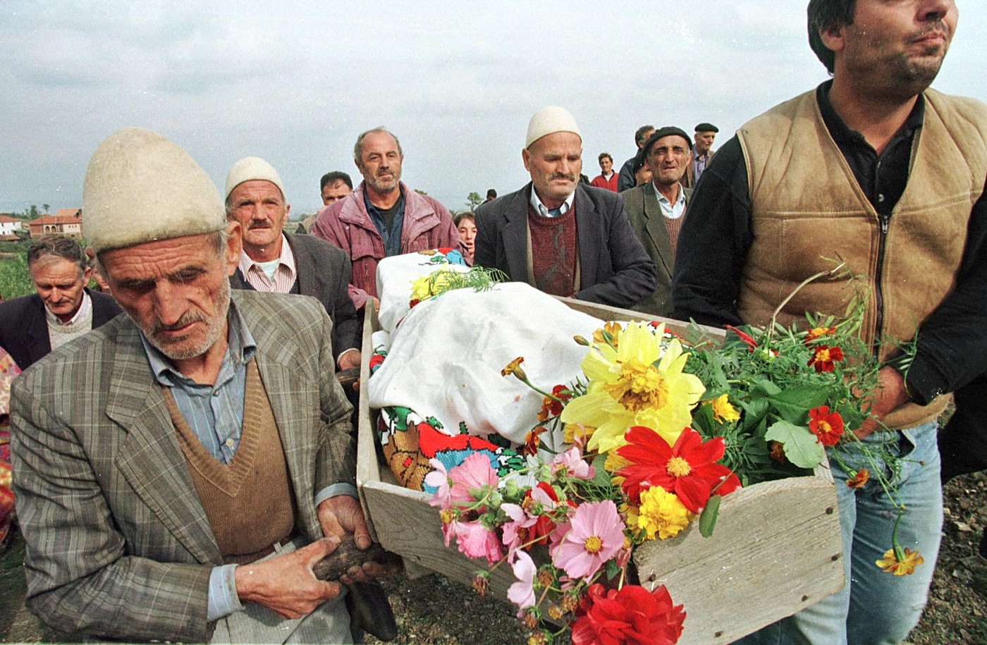 Pogreb ene od žrtev vojne na Kosovu leta 1998