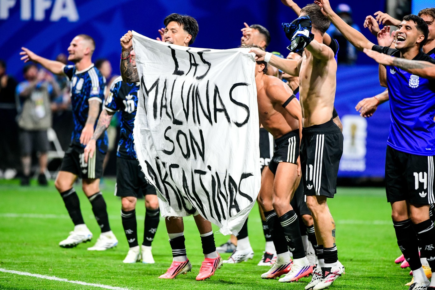 Argentinska nogometna reprezentanca razvila transparent za napisom "Las Malvinas son Argentinas"