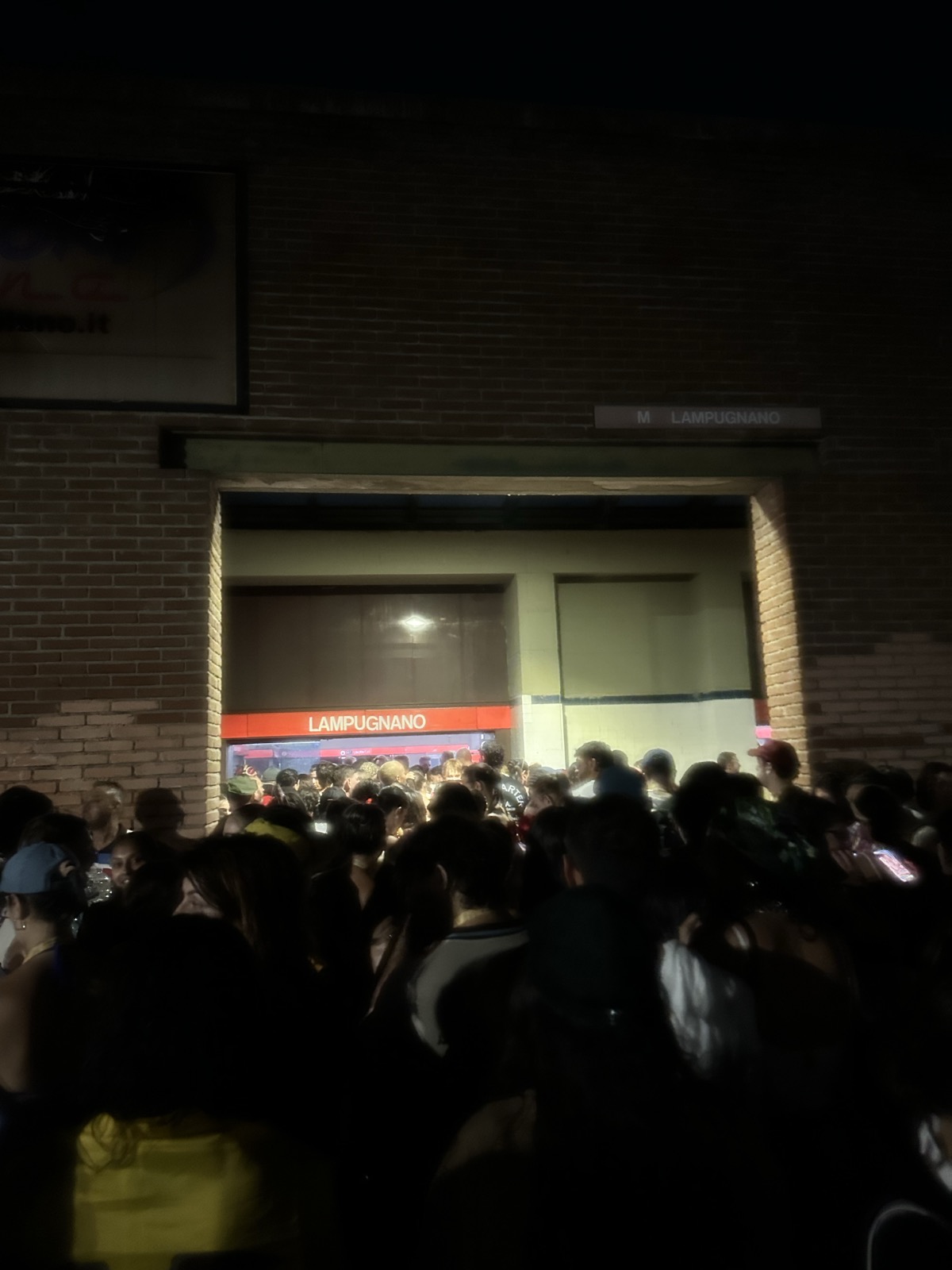 Kaos na podzemni železnici po odpovedanem koncertu Bad Bunnyja