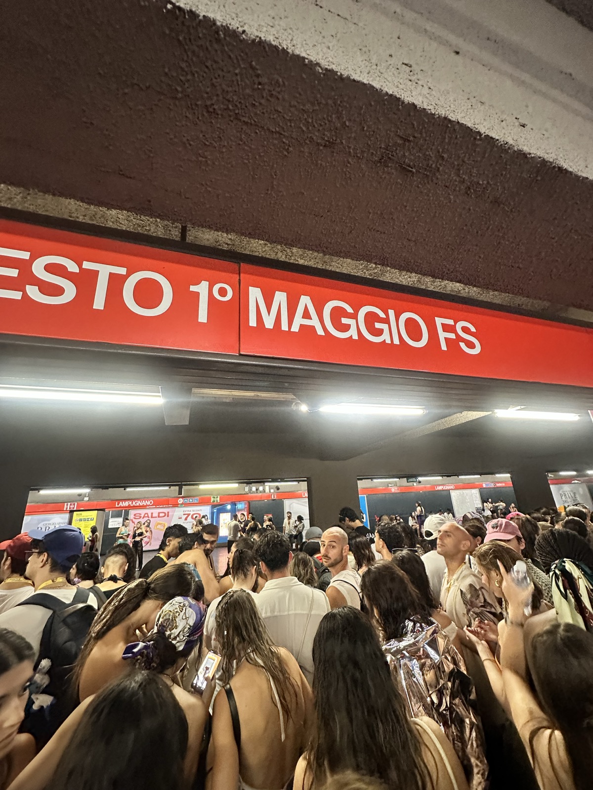 Kaos na podzemni železnici po odpovedanem koncertu Bad Bunnyja