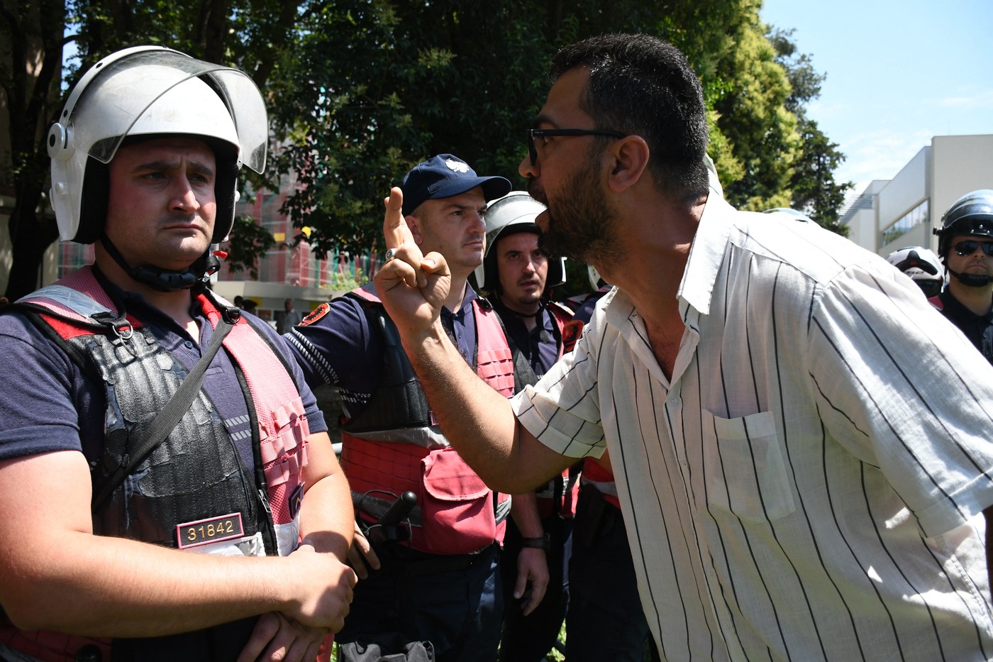 V Tirani na protestih proti projektu družine Trump izbruhnili spopadi s policijo
