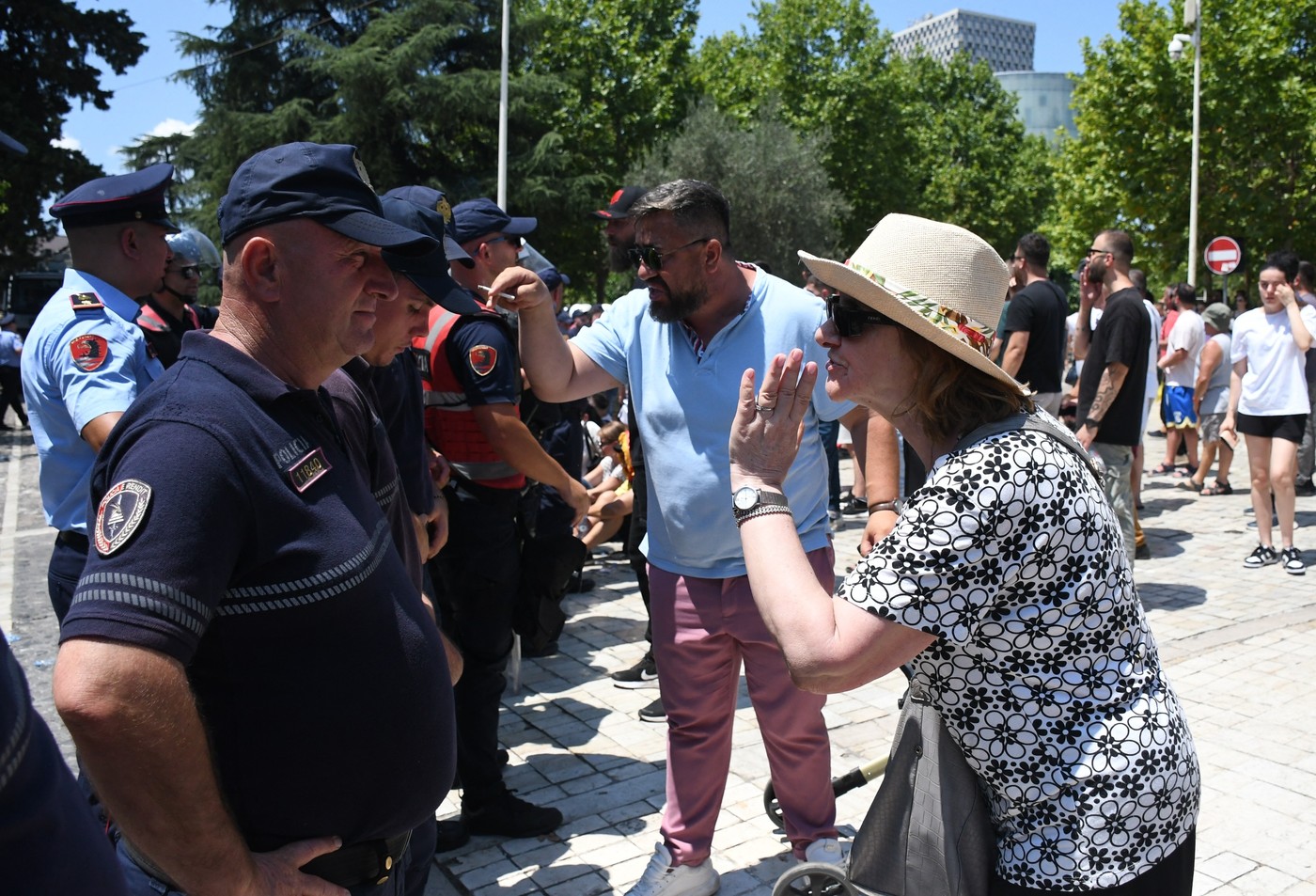 V Tirani na protestih proti projektu družine Trump izbruhnili spopadi s policijo