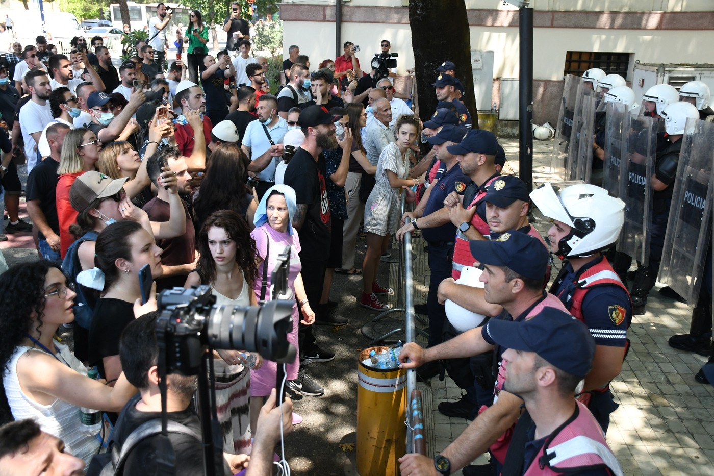 V Tirani na protestih proti projektu družine Trump izbruhnili spopadi s policijo