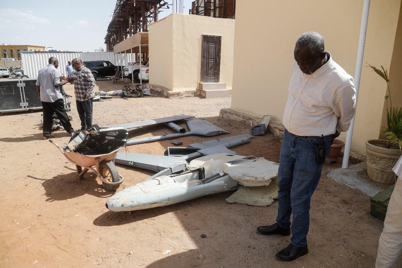 Moški stoji ob dronih, ki jih je sudanska vojska zasegla RSF