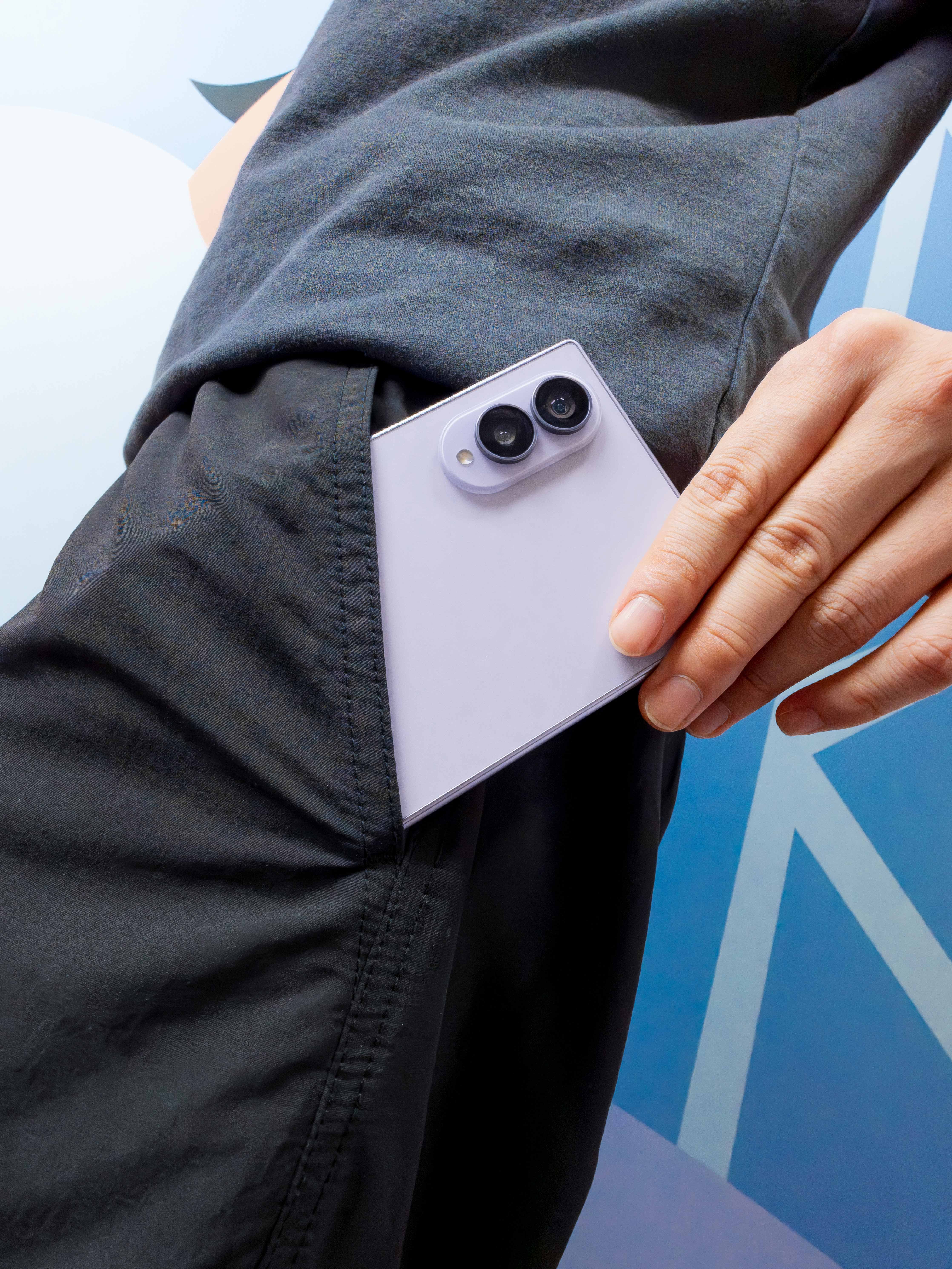 212-lifestyle-product-galaxy-zfold8-12