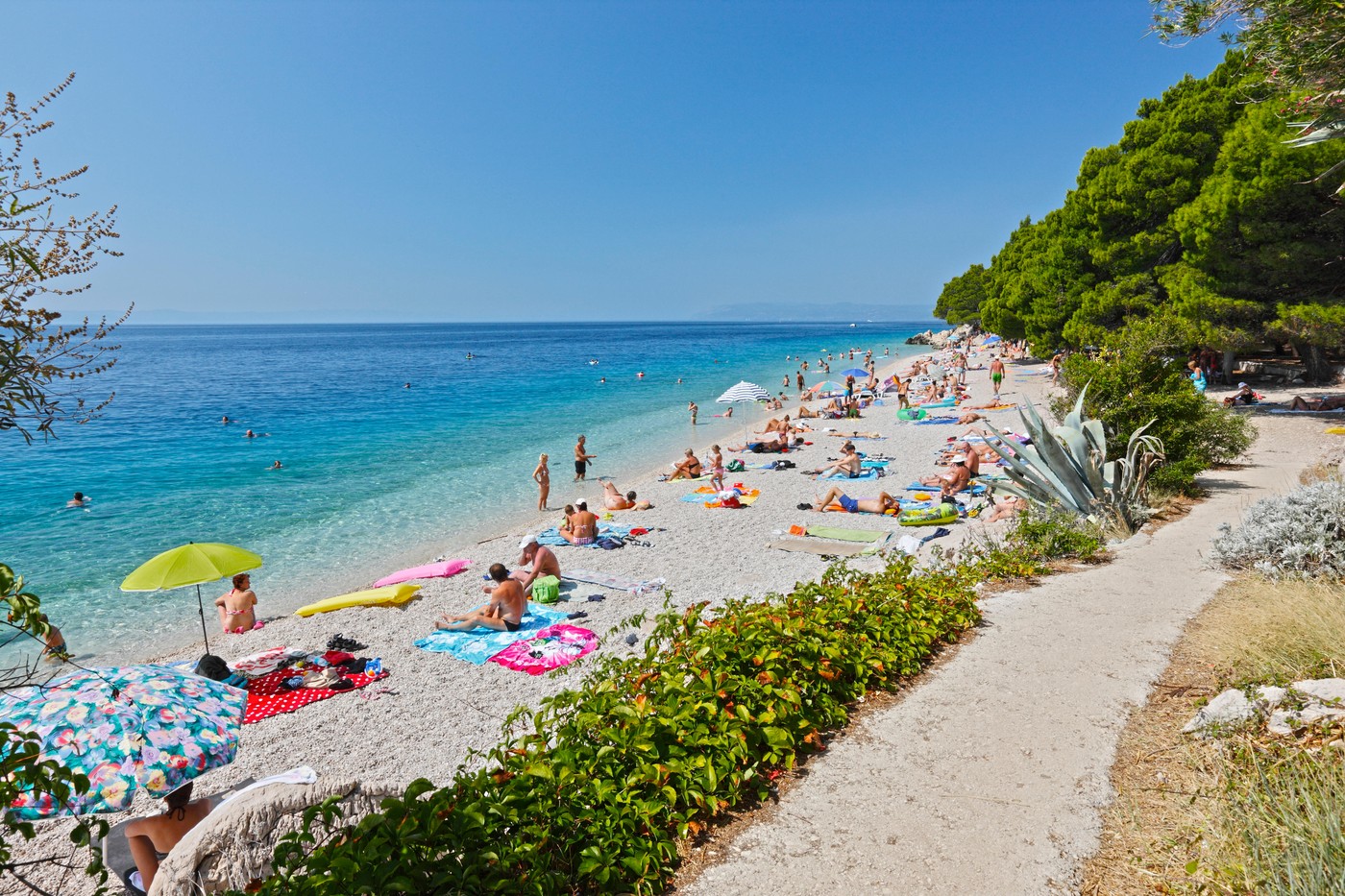 Ena od plaž v Tučepih na Hrvaškem
