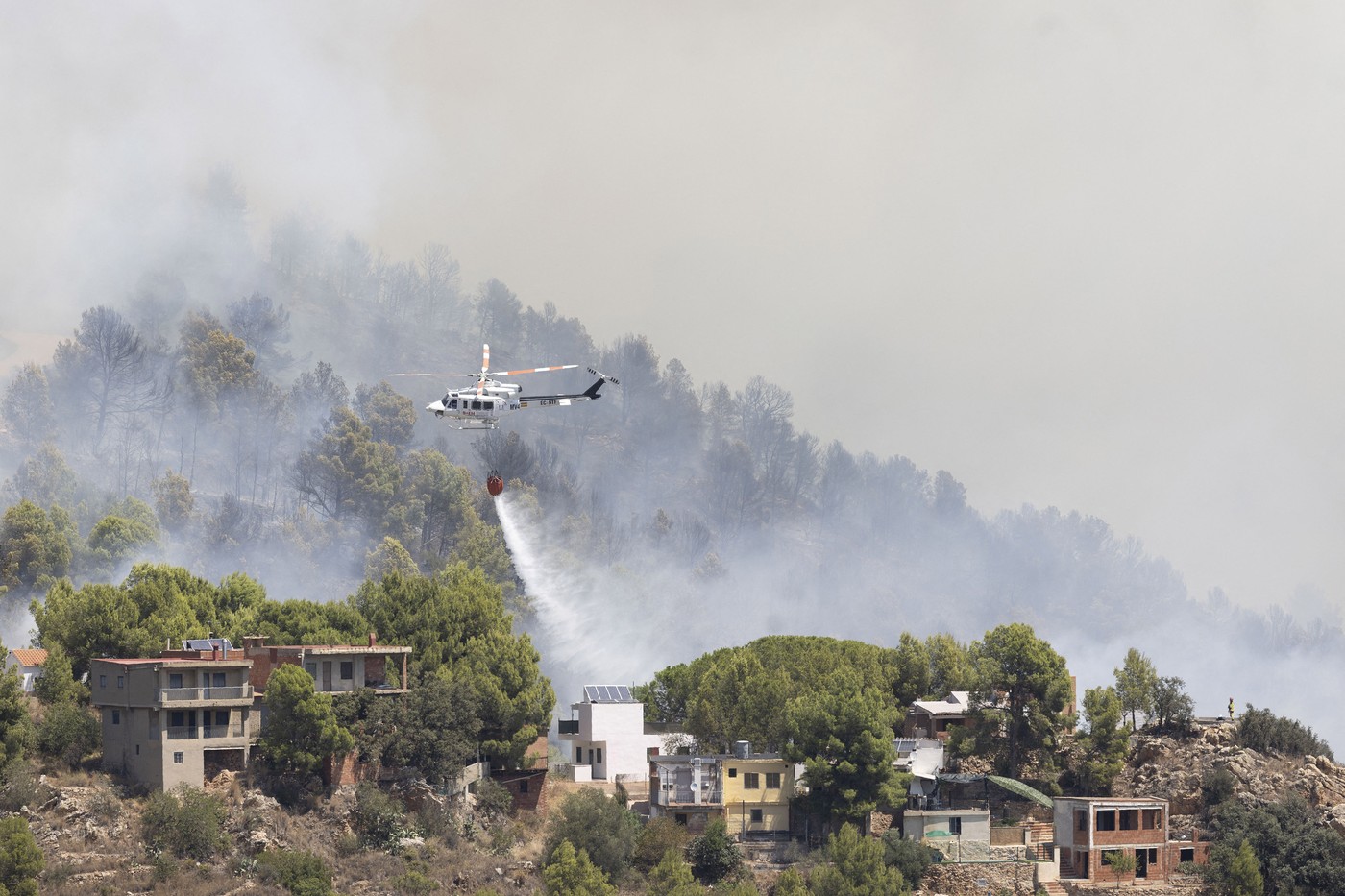 Helikopter gasi požar, ki je zajel hiše v Vall d'Uixu v okolici Valencie
