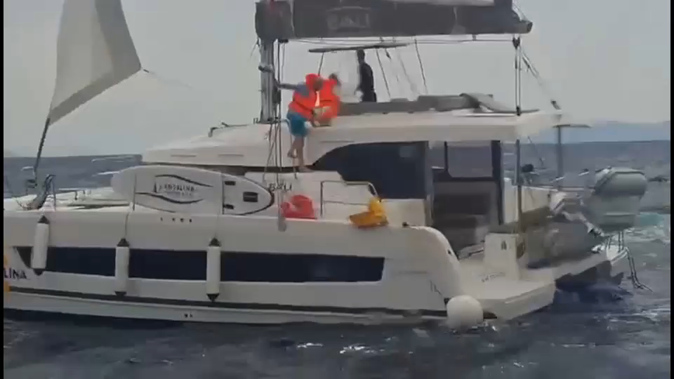 Katamaran, s katerega je padel avstrijski skiper