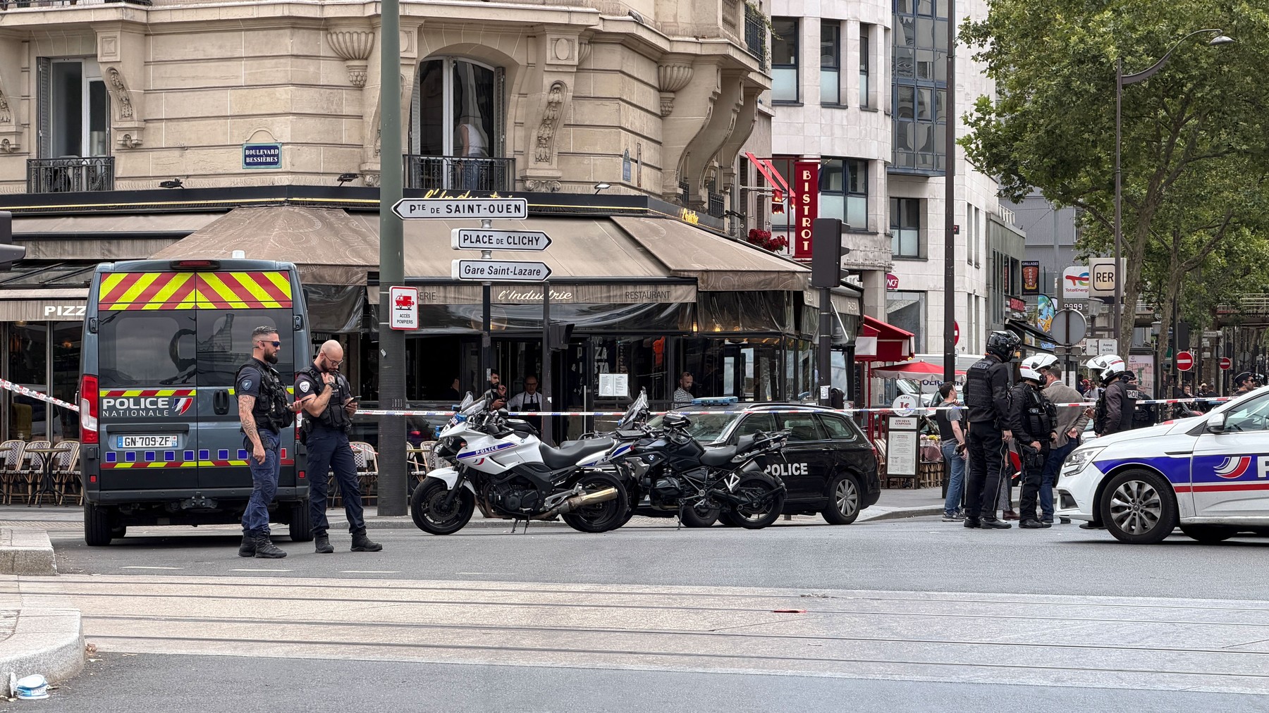 policija na prizorišču napada z nožem v parizu