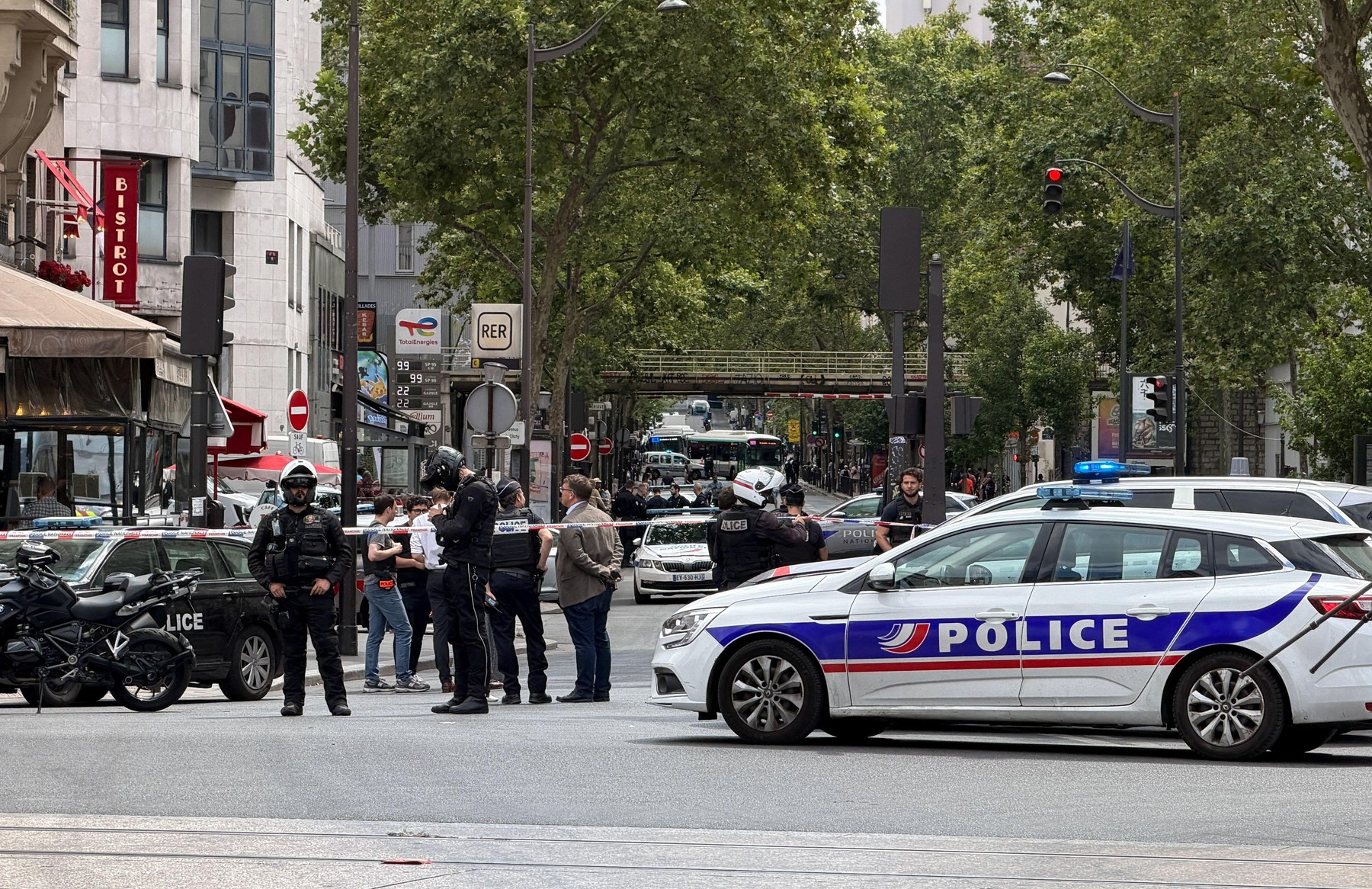 policija na prizorišču napada z nožem v parizu
