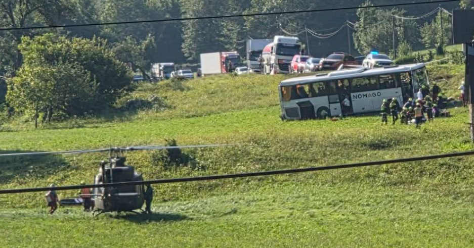 Na Tolminskem huda prometna nesreča avtobusa