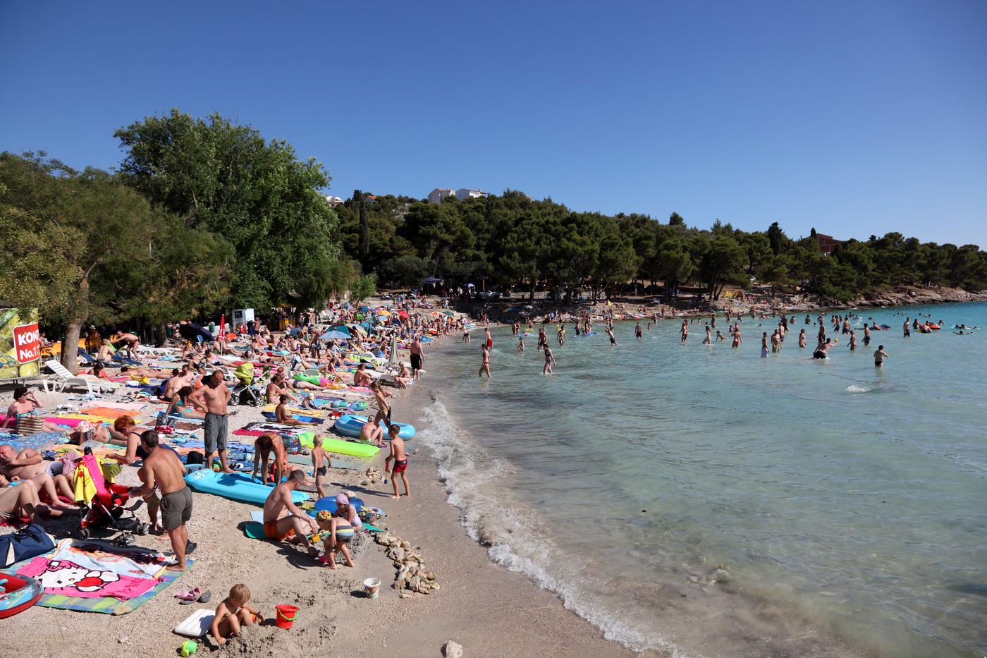 Polna plaža turistov na hrvaškem otoku Murter