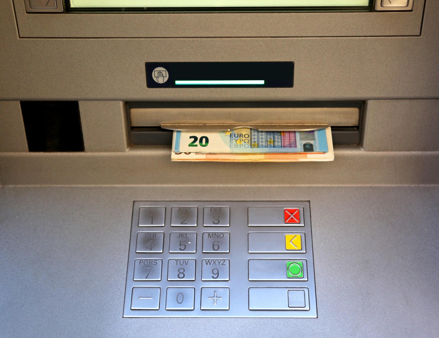 Denar v bankomatu