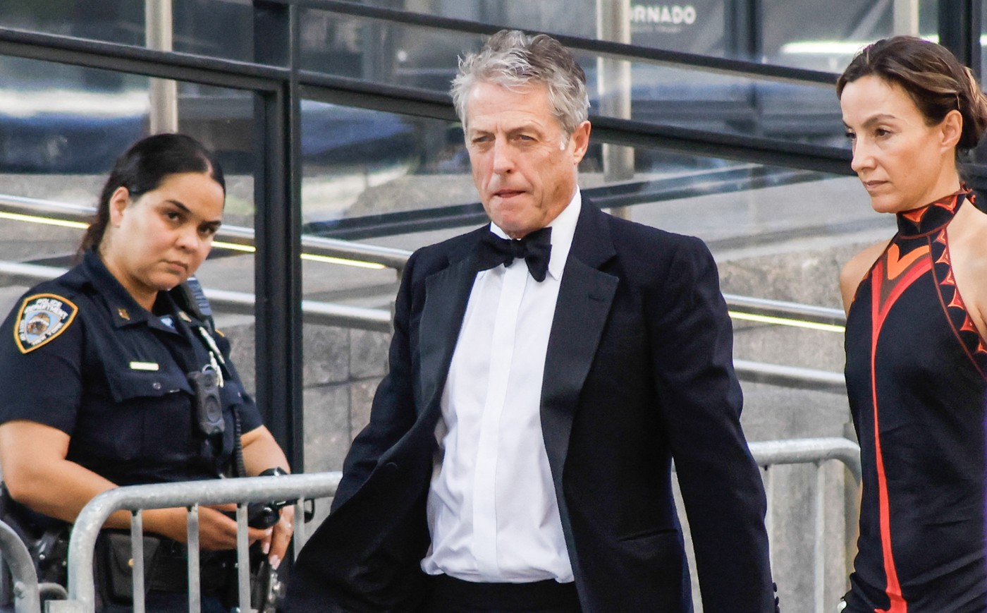 Igralec Hugh Grant in švedska producentka Anna Elisabet Eberstein na poroki Taylor Swift in Travica Kelceja