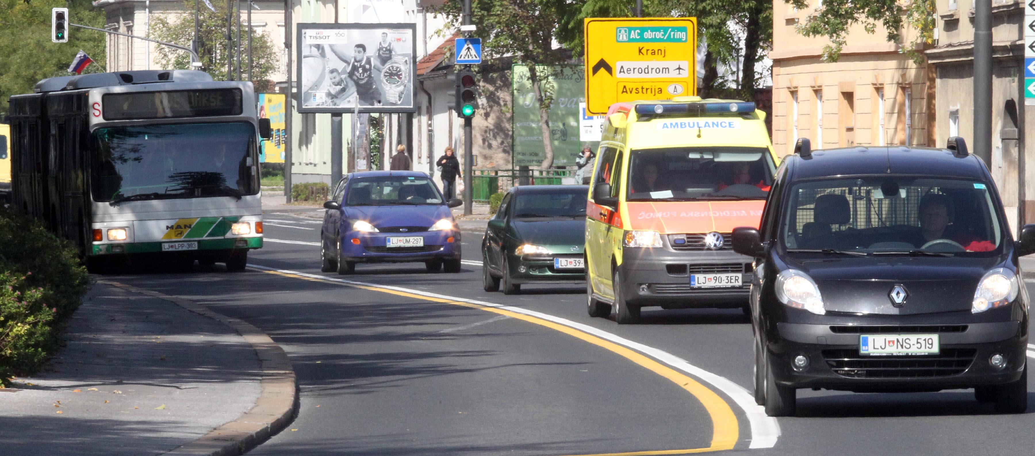 Slovenija,Ljubljana, 03.10.2013, 03.Oktober 2013Avtobus se pelje po novi rumeni coni na Celovski cesti, prometFoto: Borut Zivulovic/Bobo