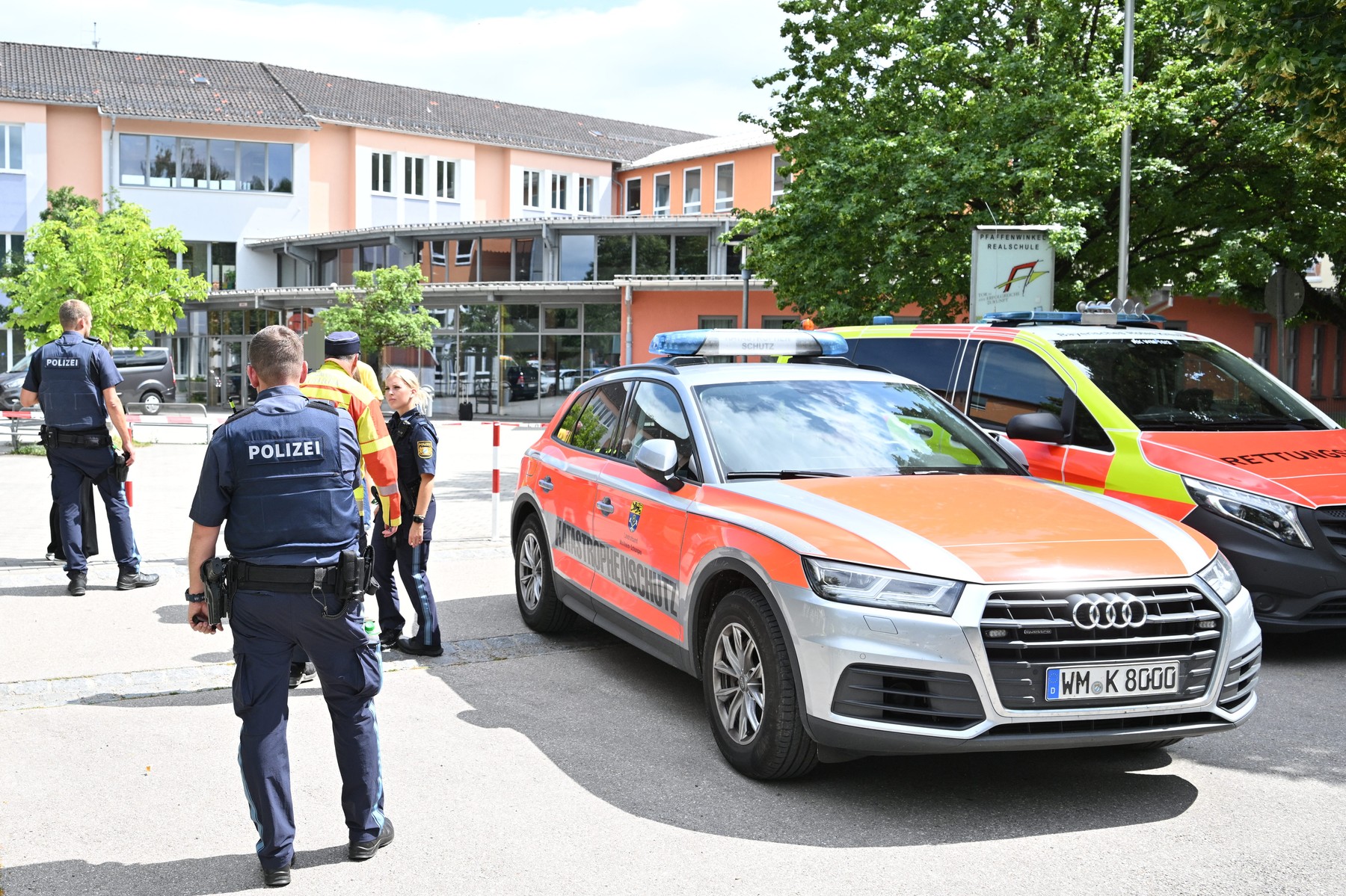 08 July 2026, Bavaria, Schongau: Police and emergency responders are stationed in front of the Welfen Gymnasium.