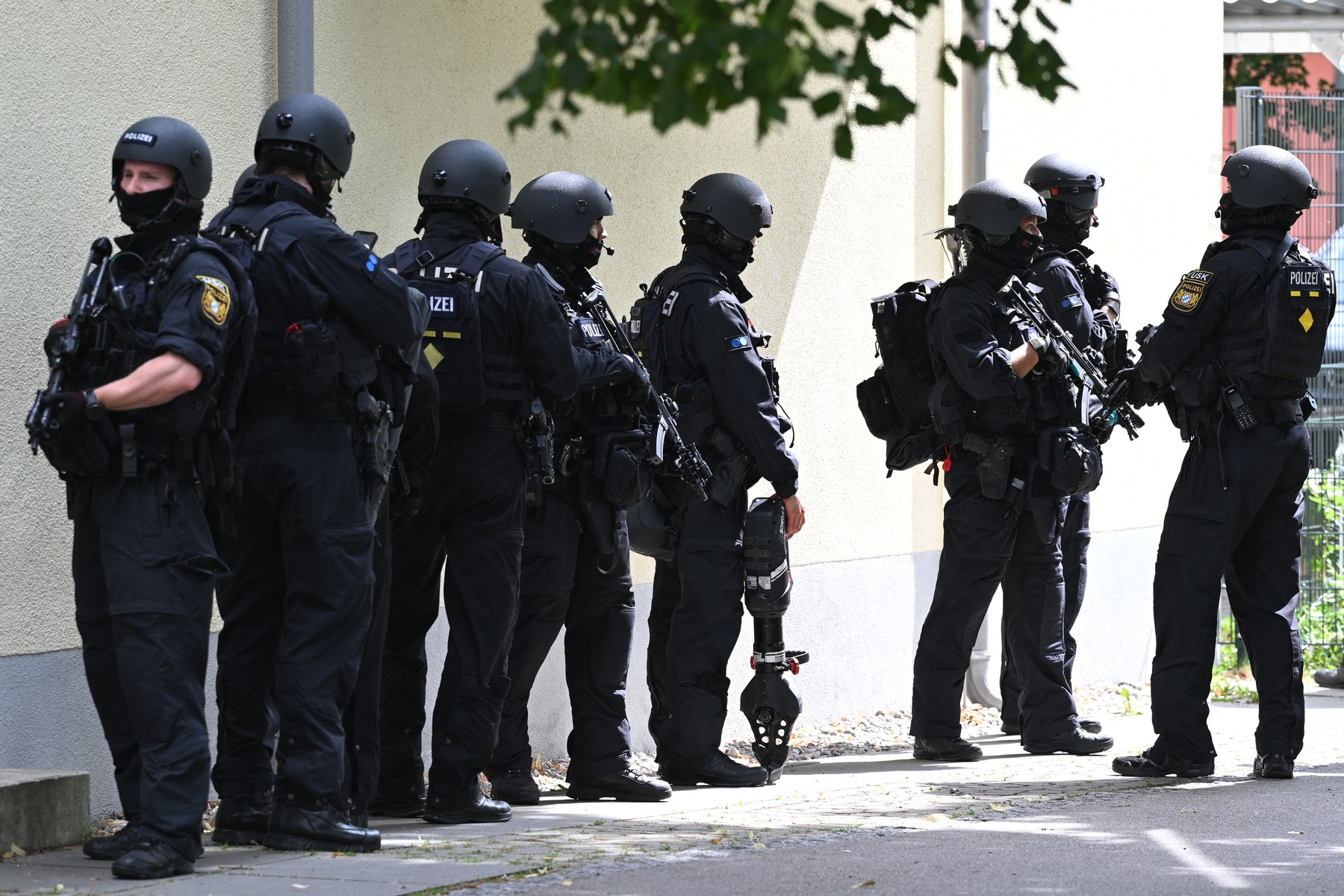 08 July 2026, Bavaria, Schongau: Heavily armed police officers.